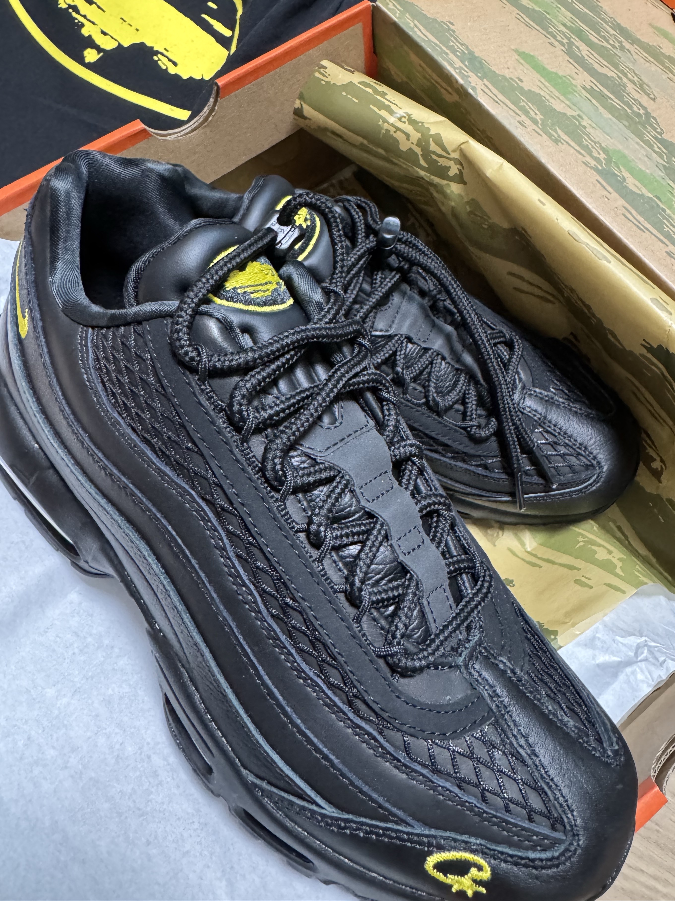Nike x Corteiz Air Max 95 Black and Tour Yellow 착용 스타일 - 3
