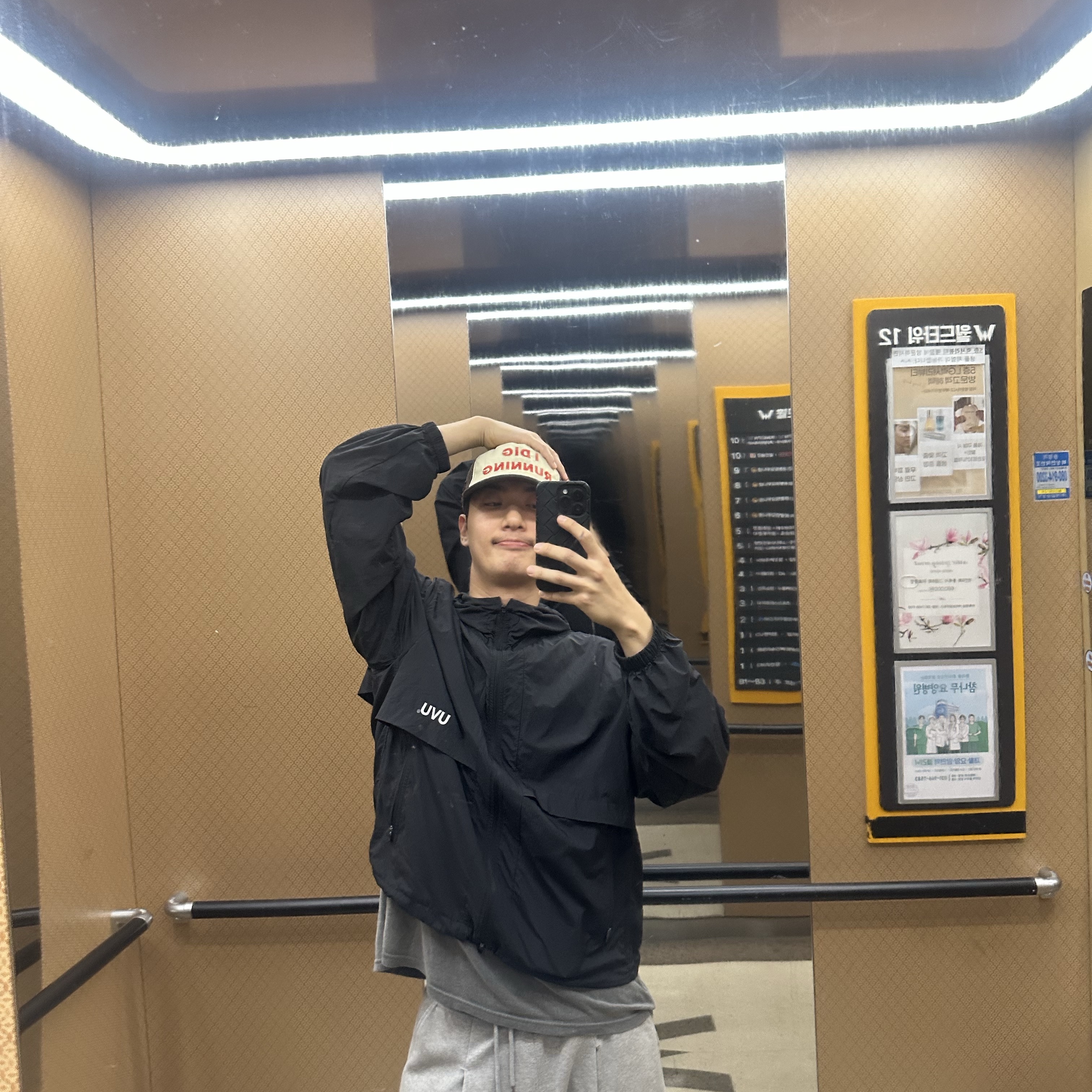 UVU Ultralight Windbreaker Black, Alex Zono I Dig Running Trucker Hat OG Brown 착용 스타일