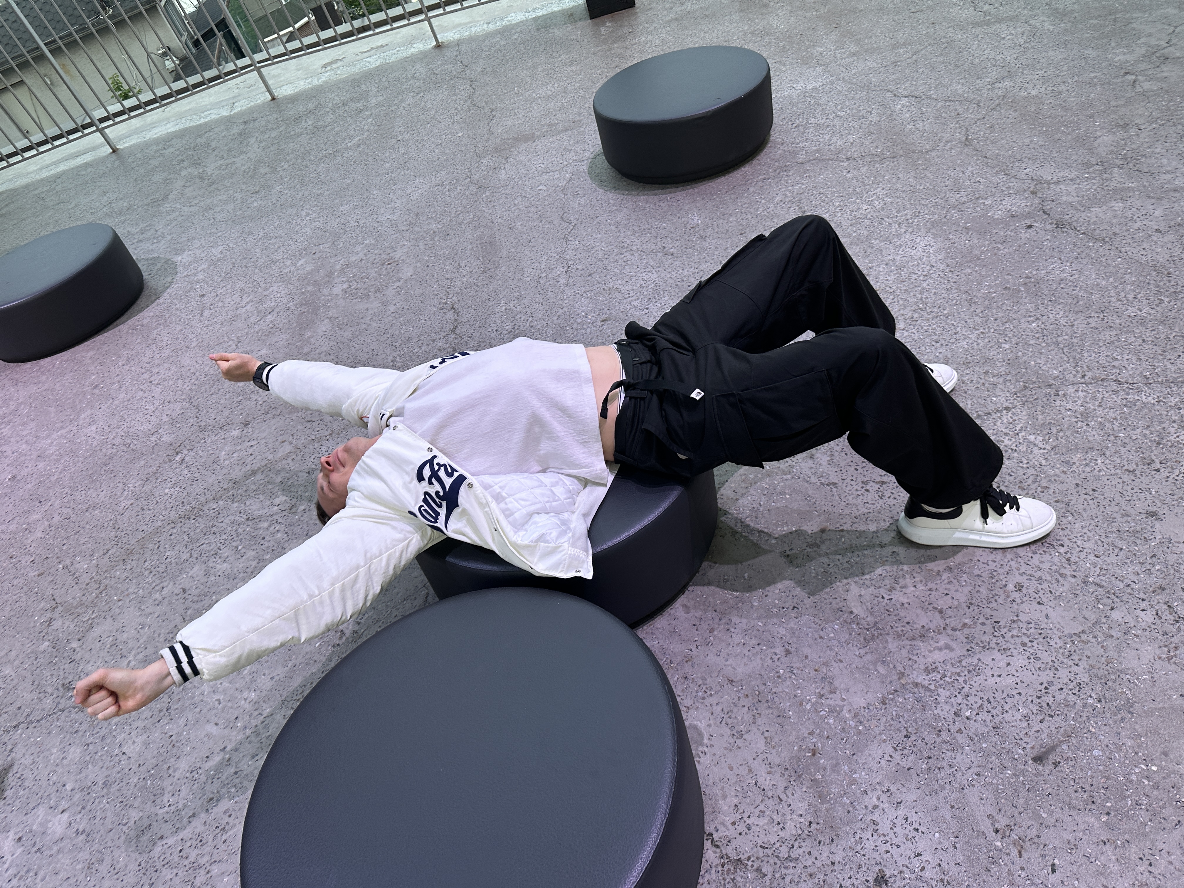 Alexander McQueen Oversized Sneakers White Black 착용 스타일 - 1