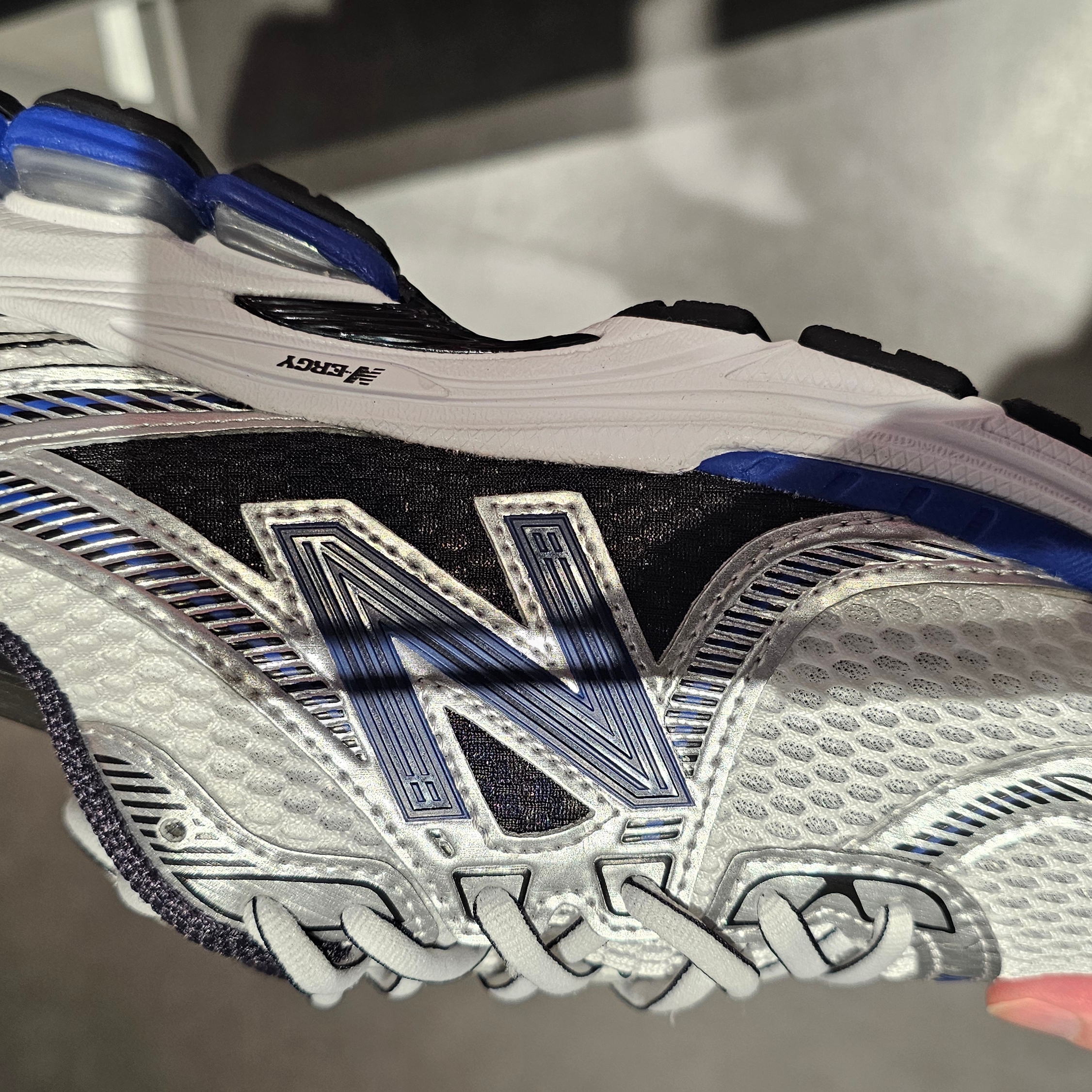 New Balance 860v2 Metallic Silver 착용 스타일