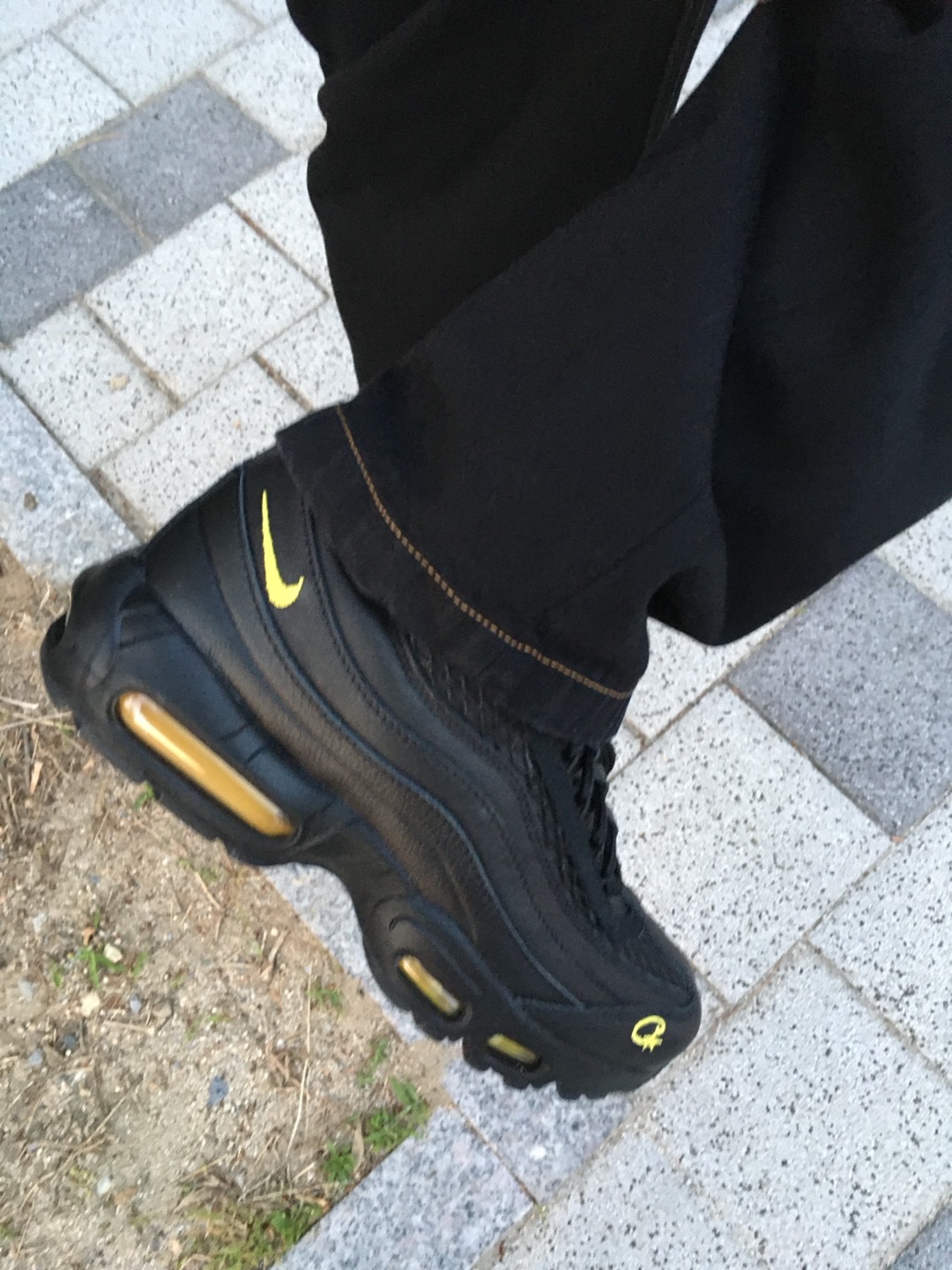 Nike x Corteiz Air Max 95 Black and Tour Yellow 착용 스타일 - 2