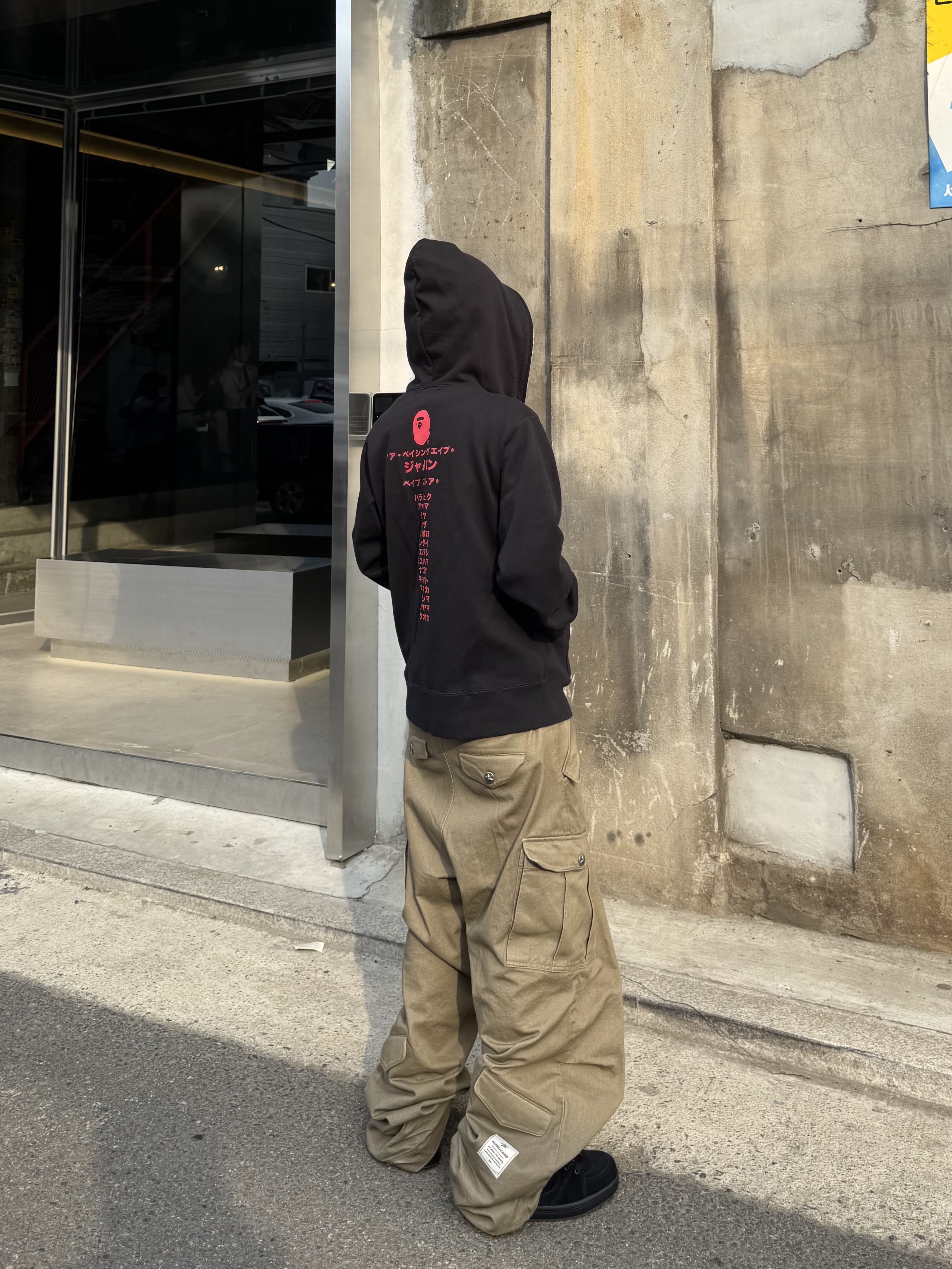 BAPE Japan Katakana College City T-Shirt Black, Aoiro Hikari Snap M65 Pants Mocha Brown 착용 스타일 - 1