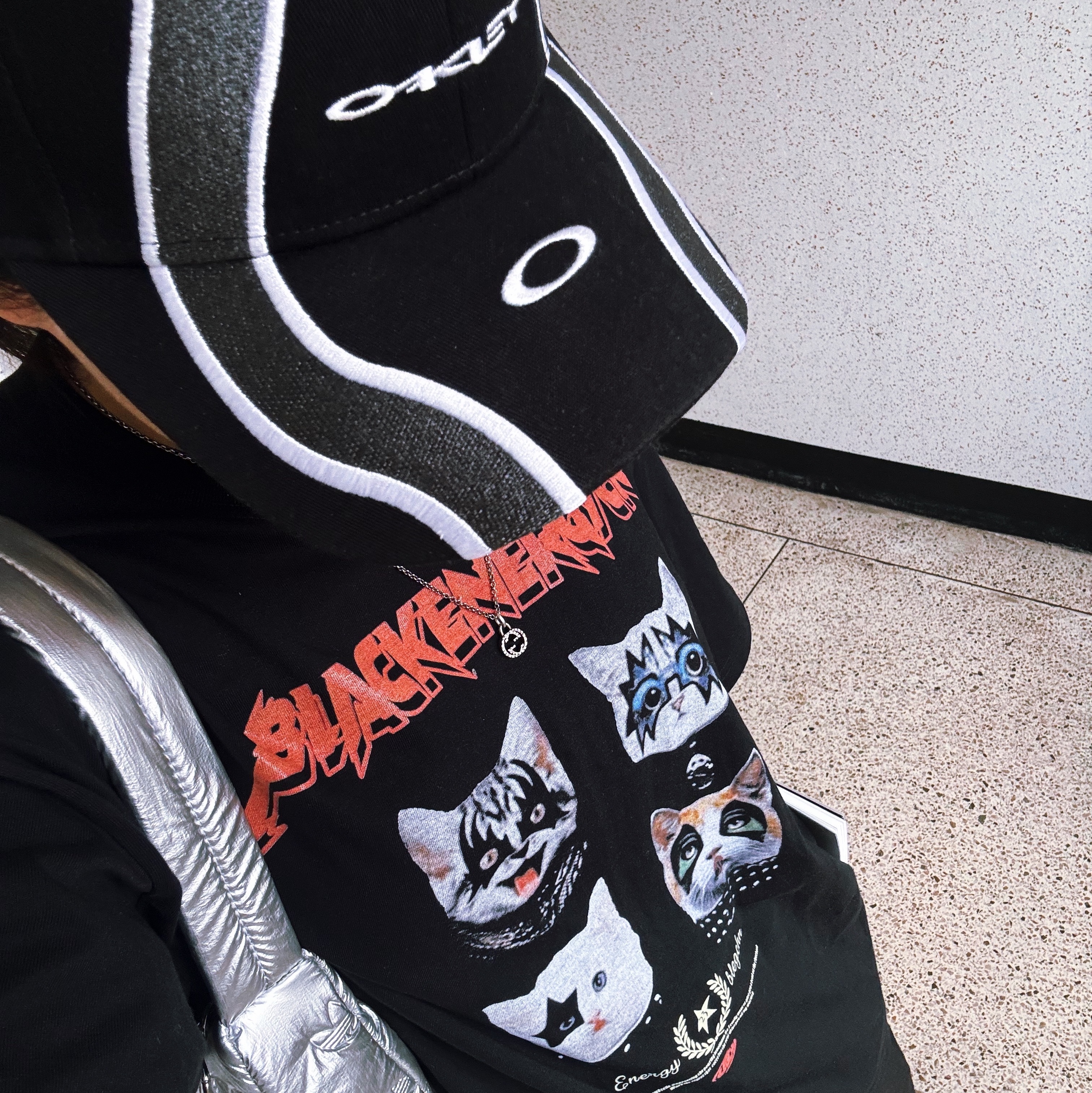 Oakley Wave Cap Blackout, Adidas Puffy Satin Mini Shoulder Bag Silver Metallic 착용 스타일 - 1