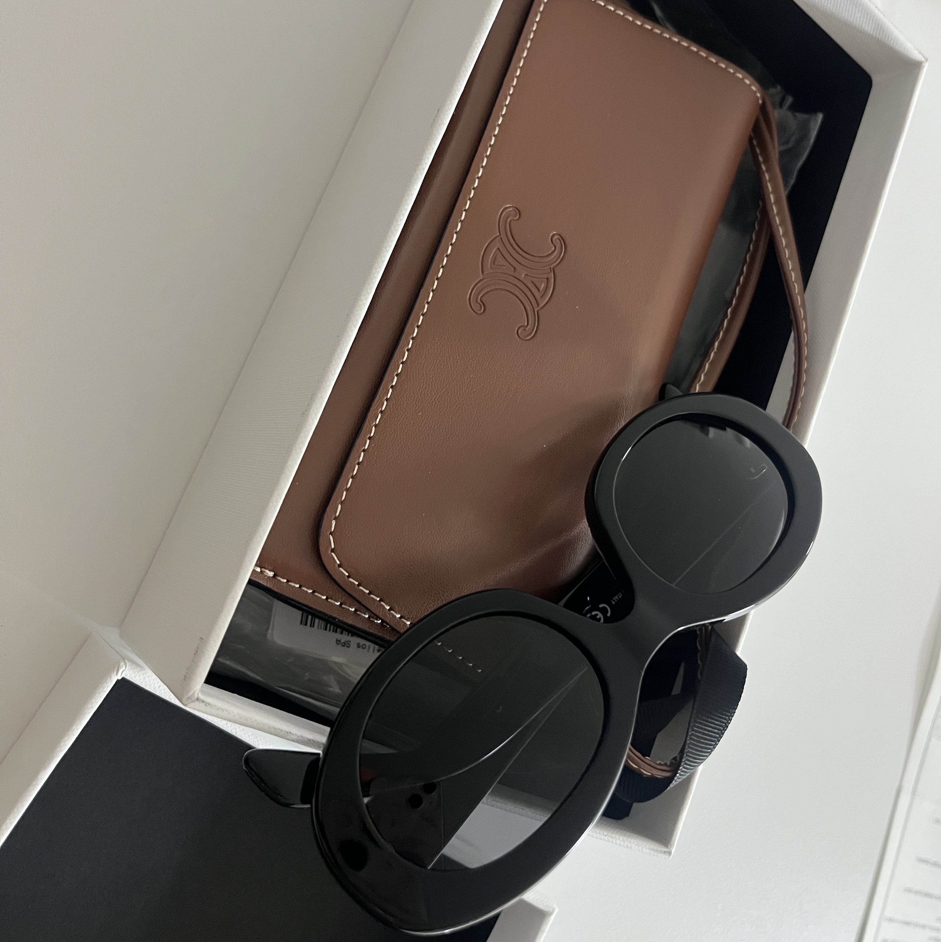 (W) Celine Triomphe 01 Sunglasses in Acetate Black 착용 스타일 - 3