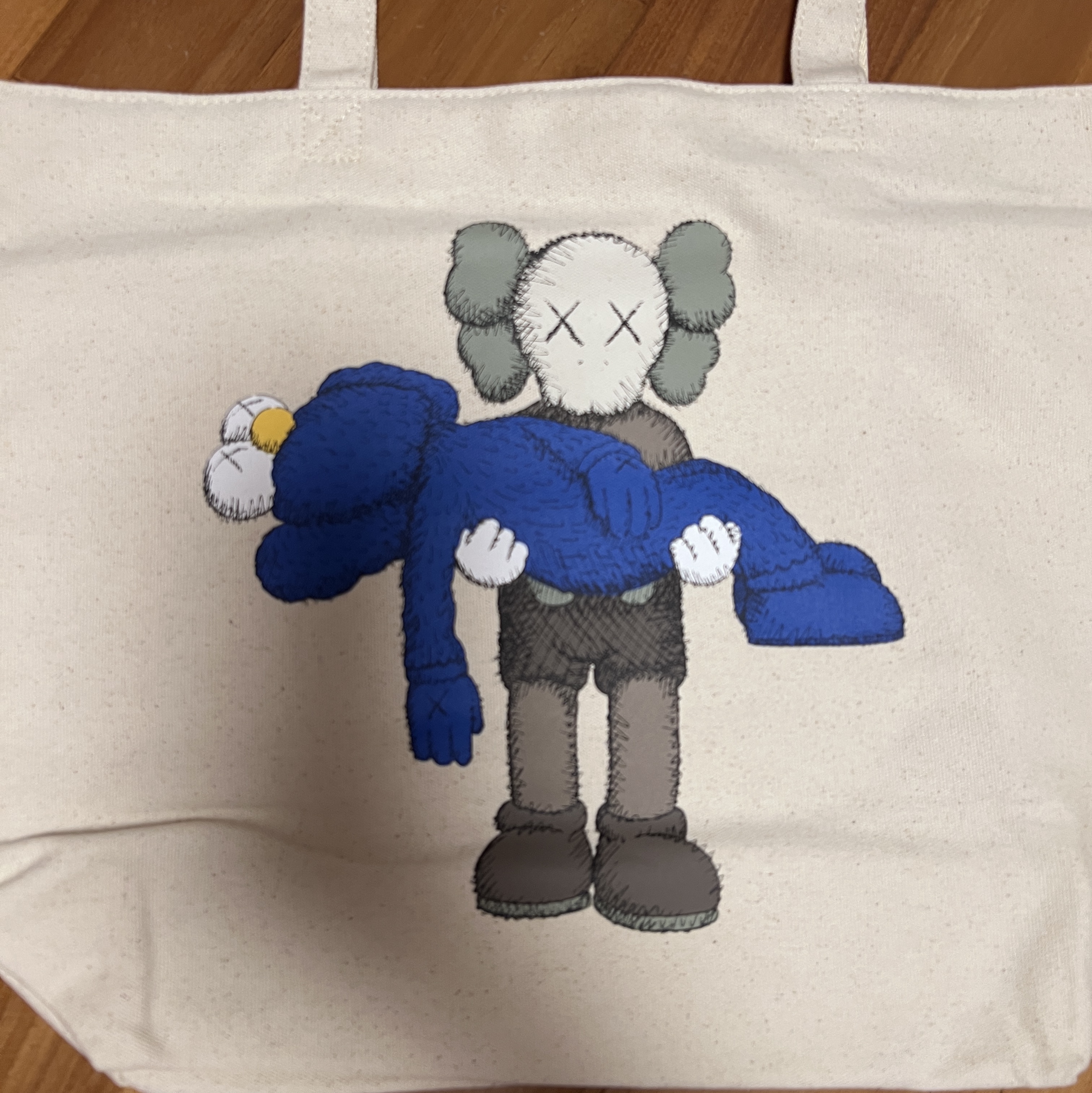Uniqlo x Kaws Tote Bag White 착용 스타일