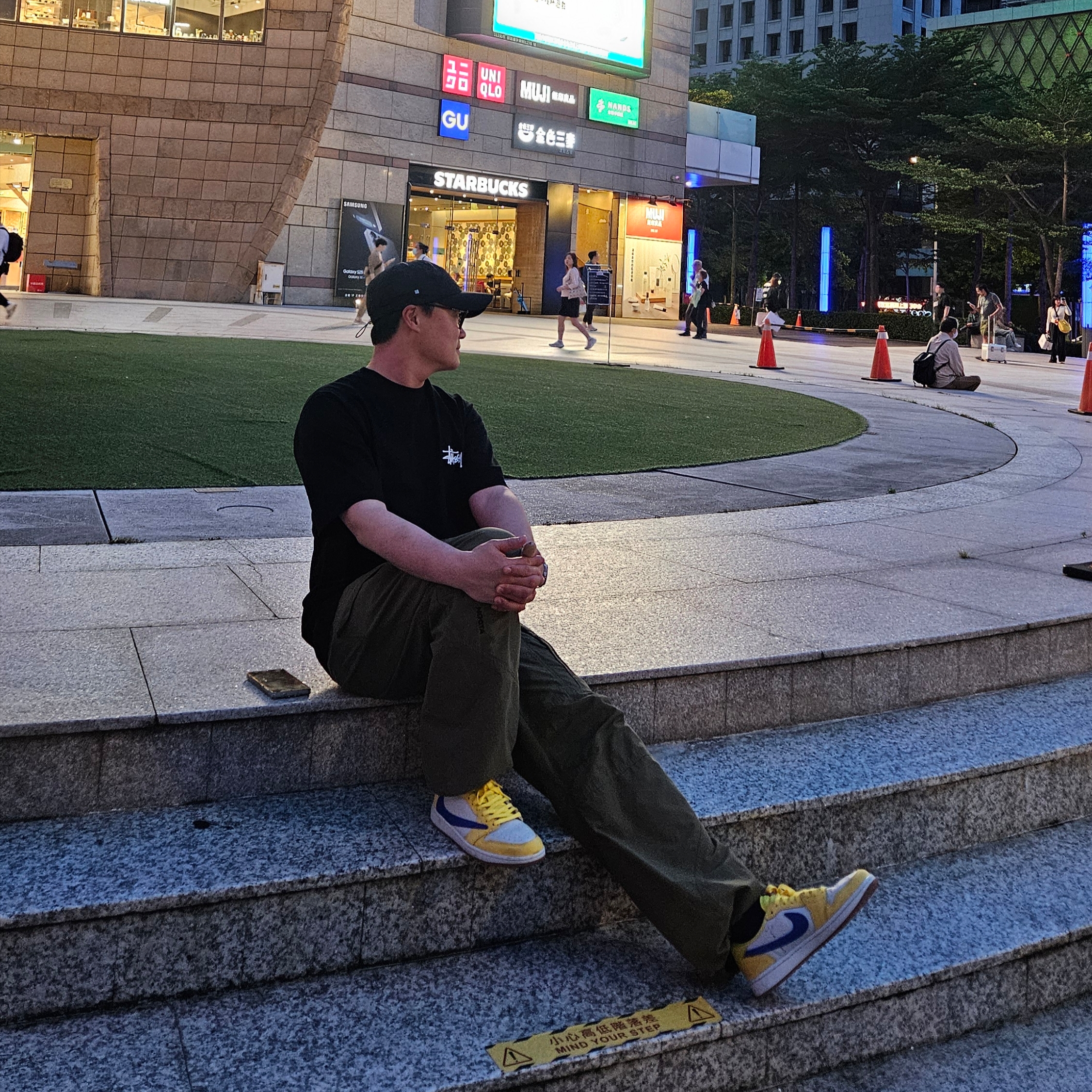 Stussy Basic Stussy T-Shirt Black 2024, 2025, Nike x Drake Nocta Opal Tito Neeks Cargo Pants Medium Olive (FZ0910-222) 착용 스타일