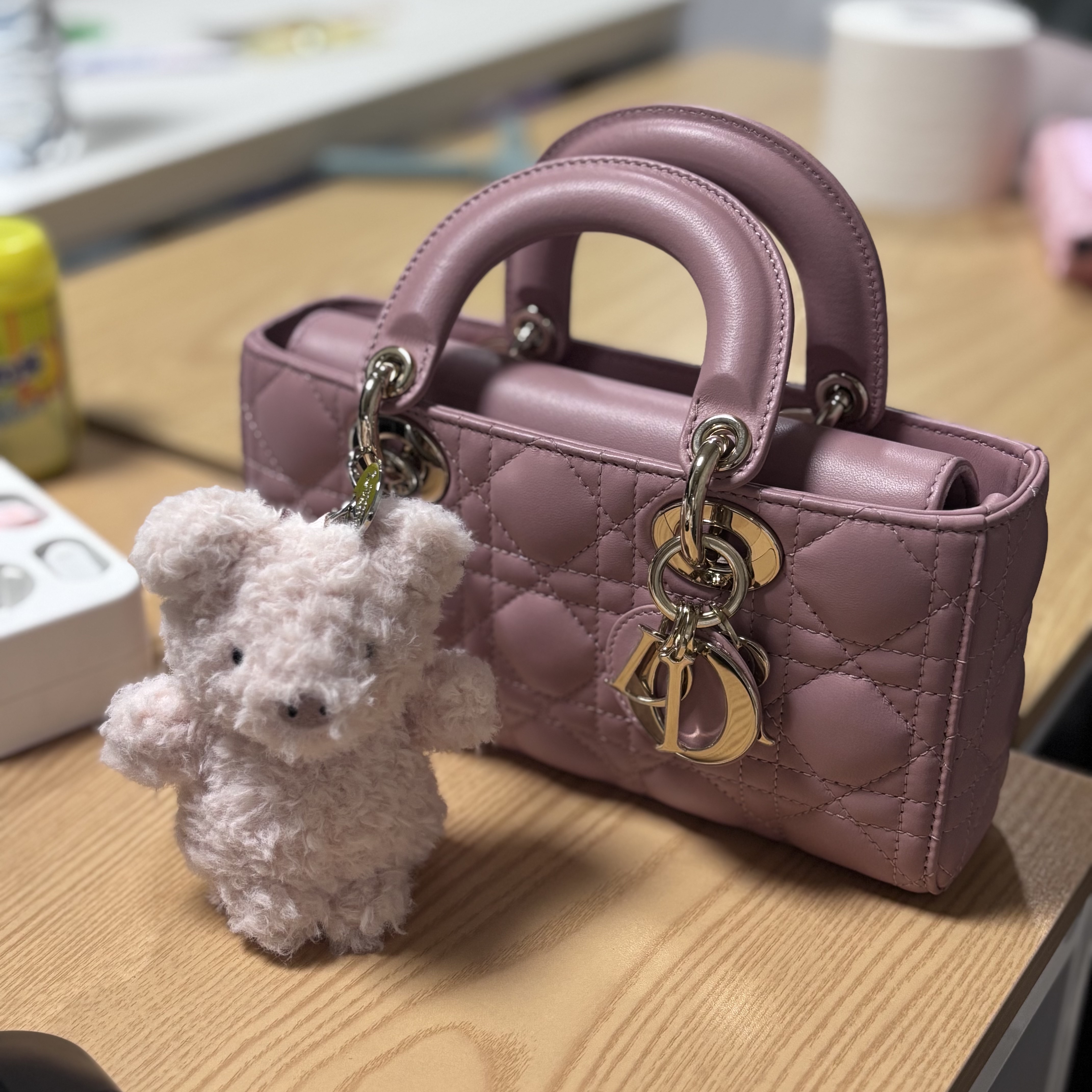 Jellycat Little Pig Bag Charm Fuzzy Pink, Dior Small Lady D-Joy Bag Cannage Lambskin Black 착용 스타일 - 1