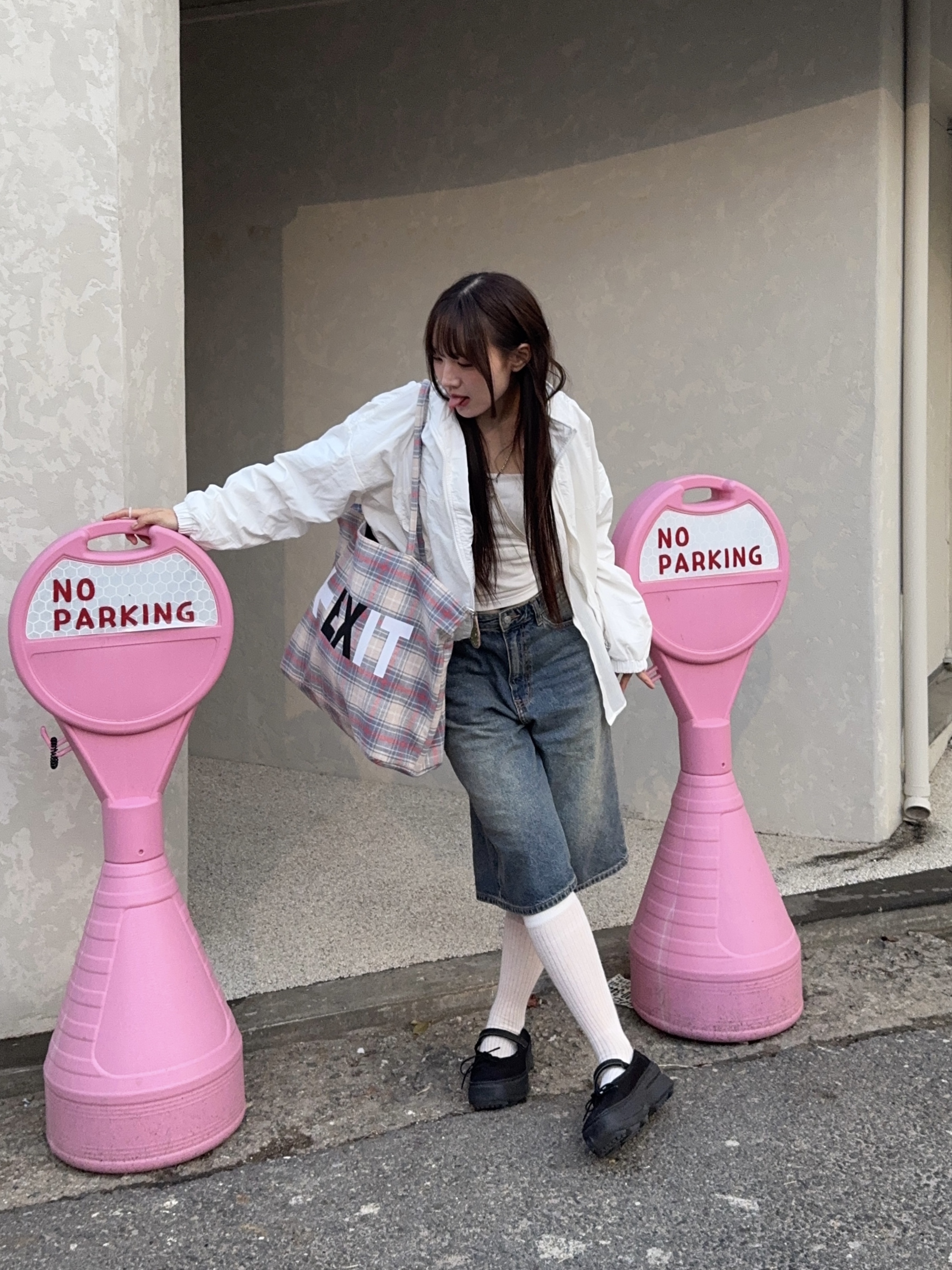 GRAILZ Checkered Tote Bag Pink 착용 스타일 - 1