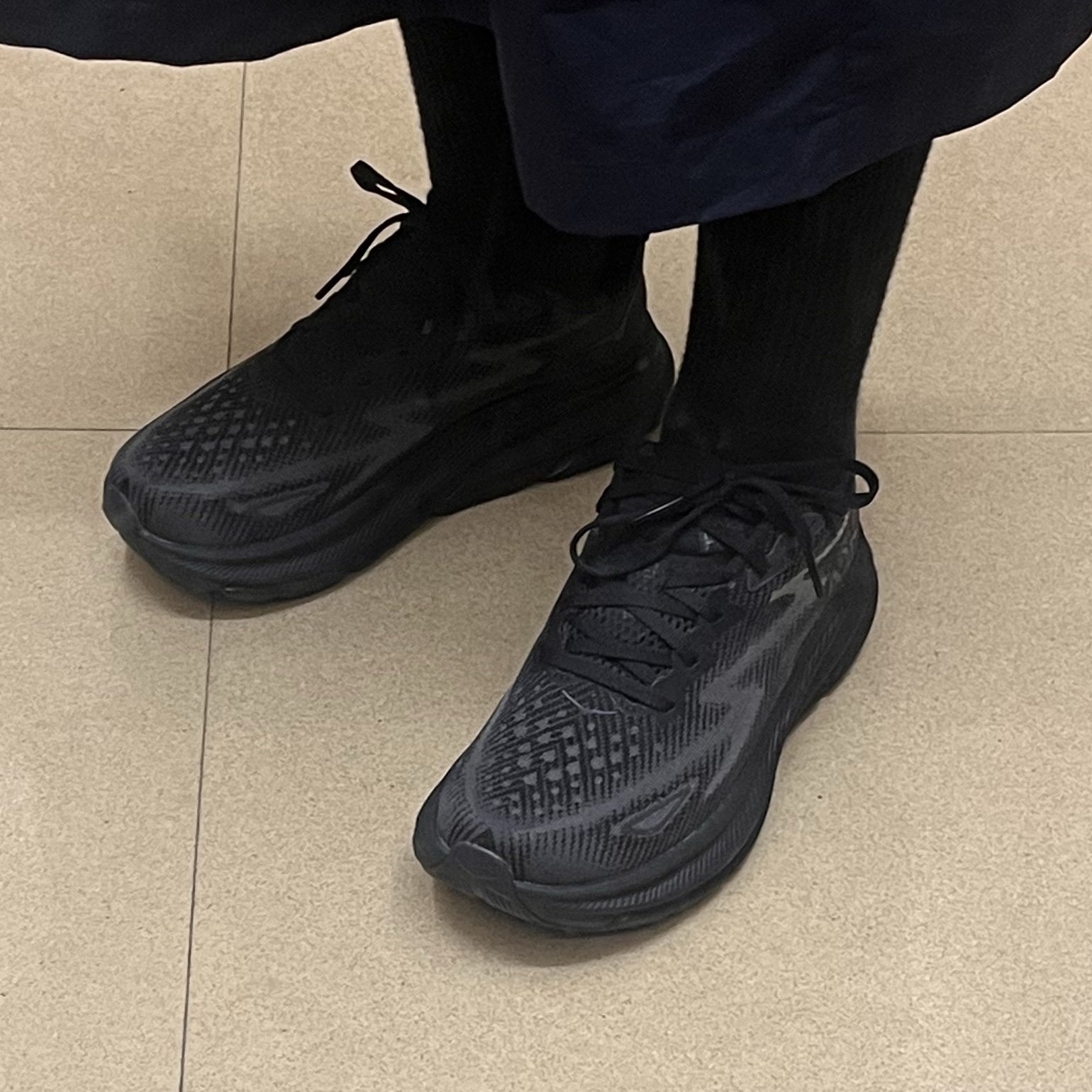 (W) Hoka Clifton 9 Black - Regular 착용 스타일