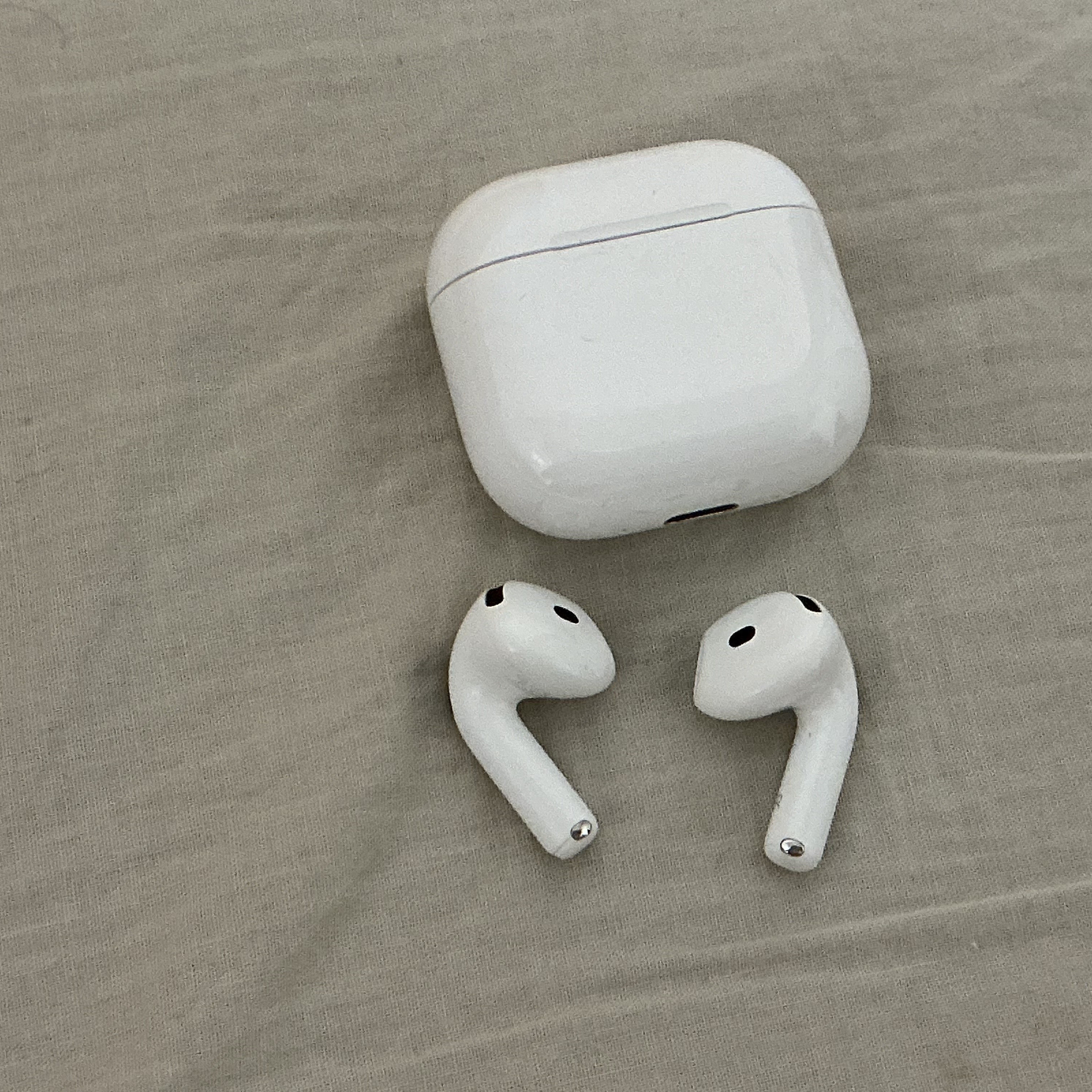 Apple AirPods 4th Gen with Active Noise Cancellation (Korean Ver.) 착용 스타일