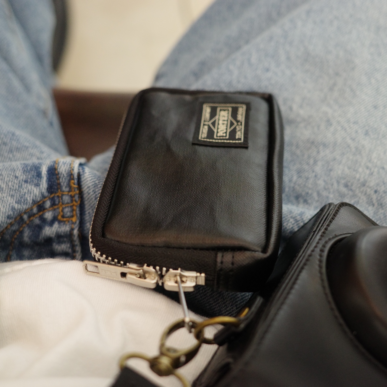 Porter Freestyle Multi Coin Case Black 착용 스타일