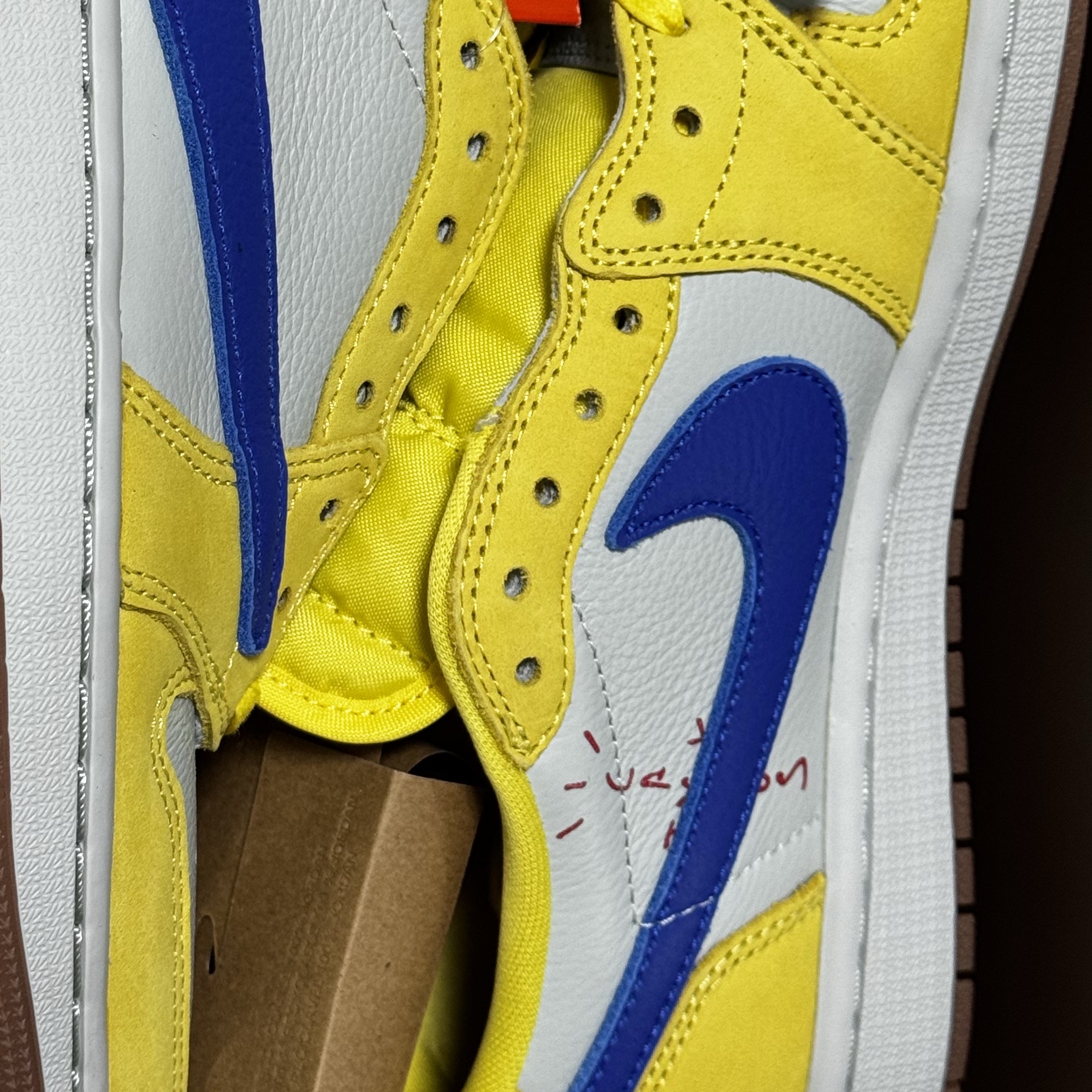 (W) Jordan 1 x Travis Scott Retro Low OG SP Canary 착용 스타일