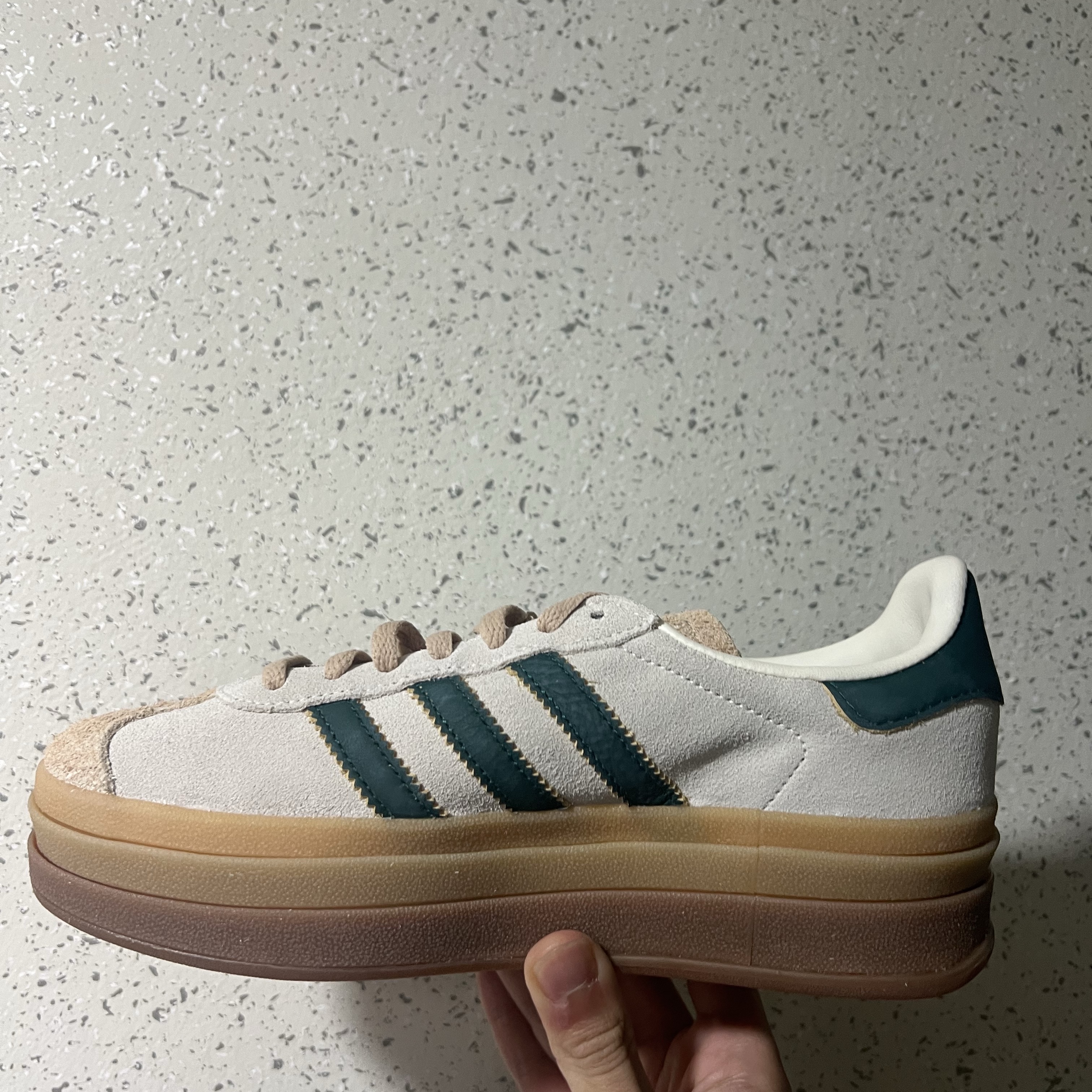 (W) Adidas Gazelle Bold Cream White Collegiate Green 착용 스타일 - 1