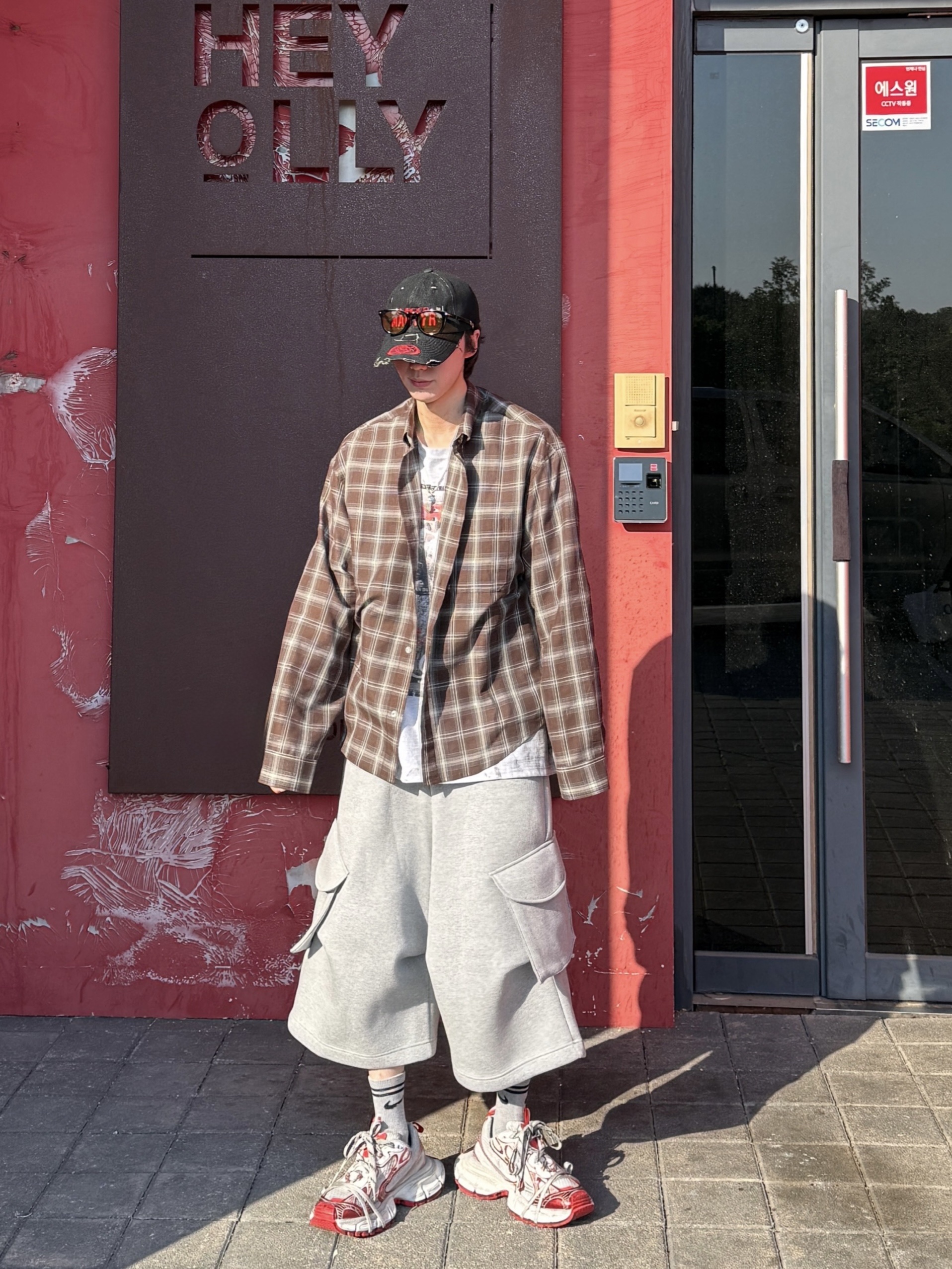 Kamien x MJD Double Hole Belt Black Shearling Calfskin, Balenciaga 3XL Sneakers White Red 착용 스타일 - 6