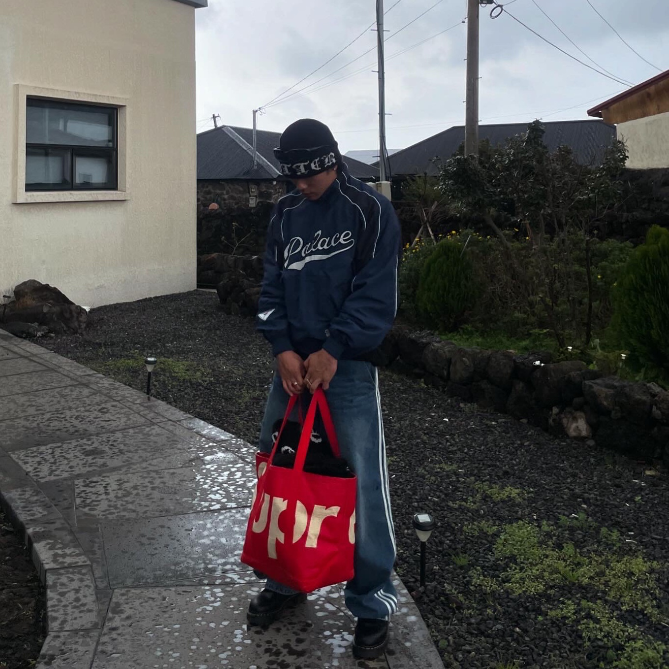 Supreme Raffia Tote Red - 20SS, Palace Sport Mit Script Jacket Navy - 22FW 착용 스타일