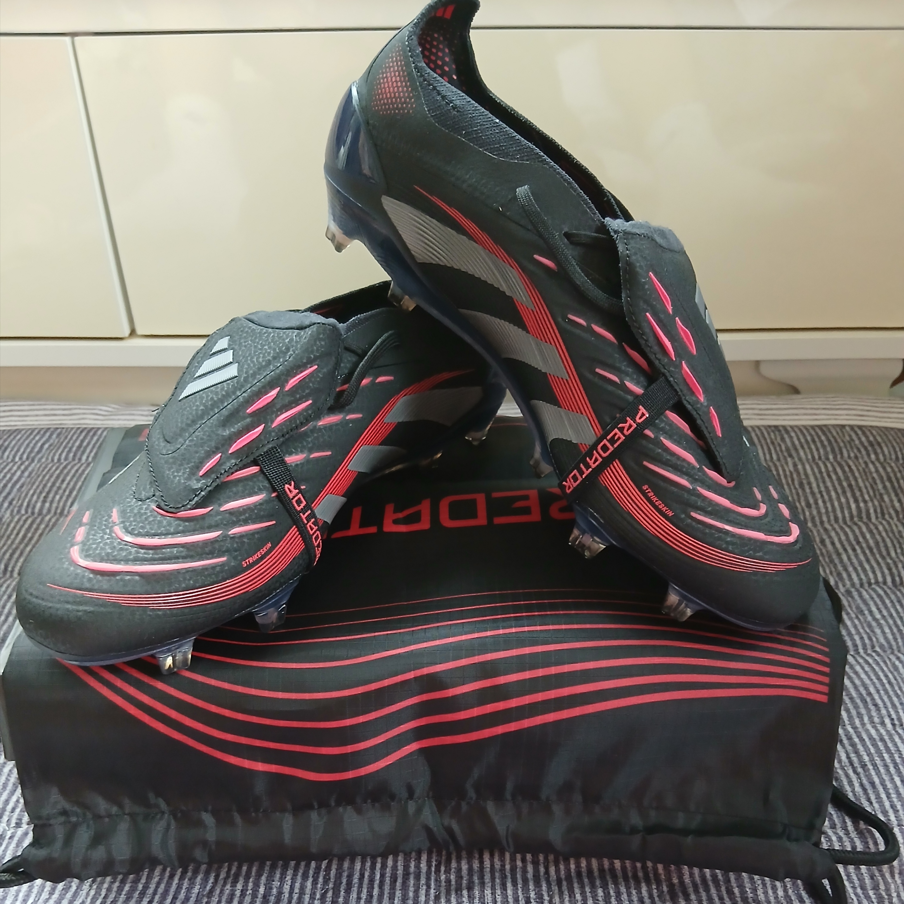 Adidas Predator Elite Foldover Tongue FG Core Black Grey Four 착용 스타일