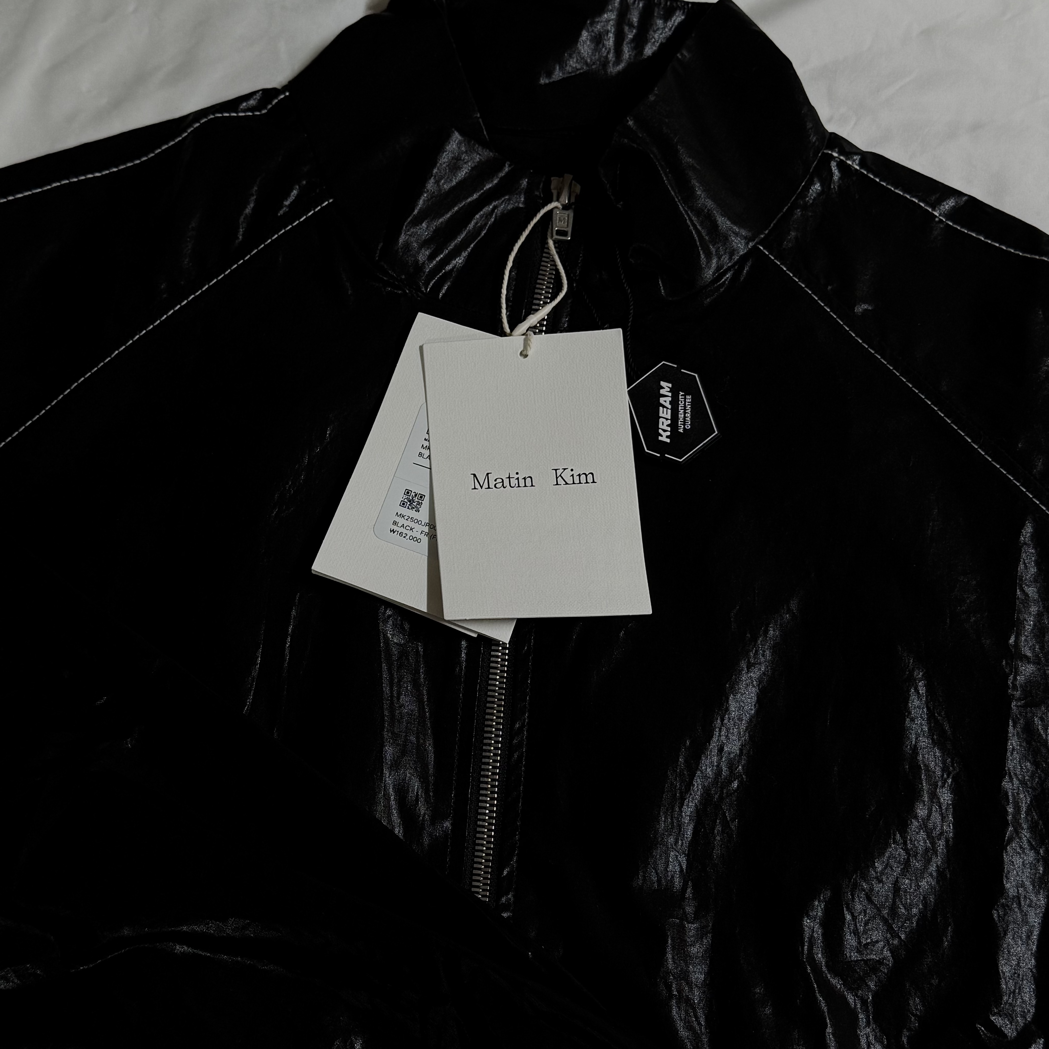 (W) Matin Kim Logo Coating Jumper Black 착용 스타일 - 4