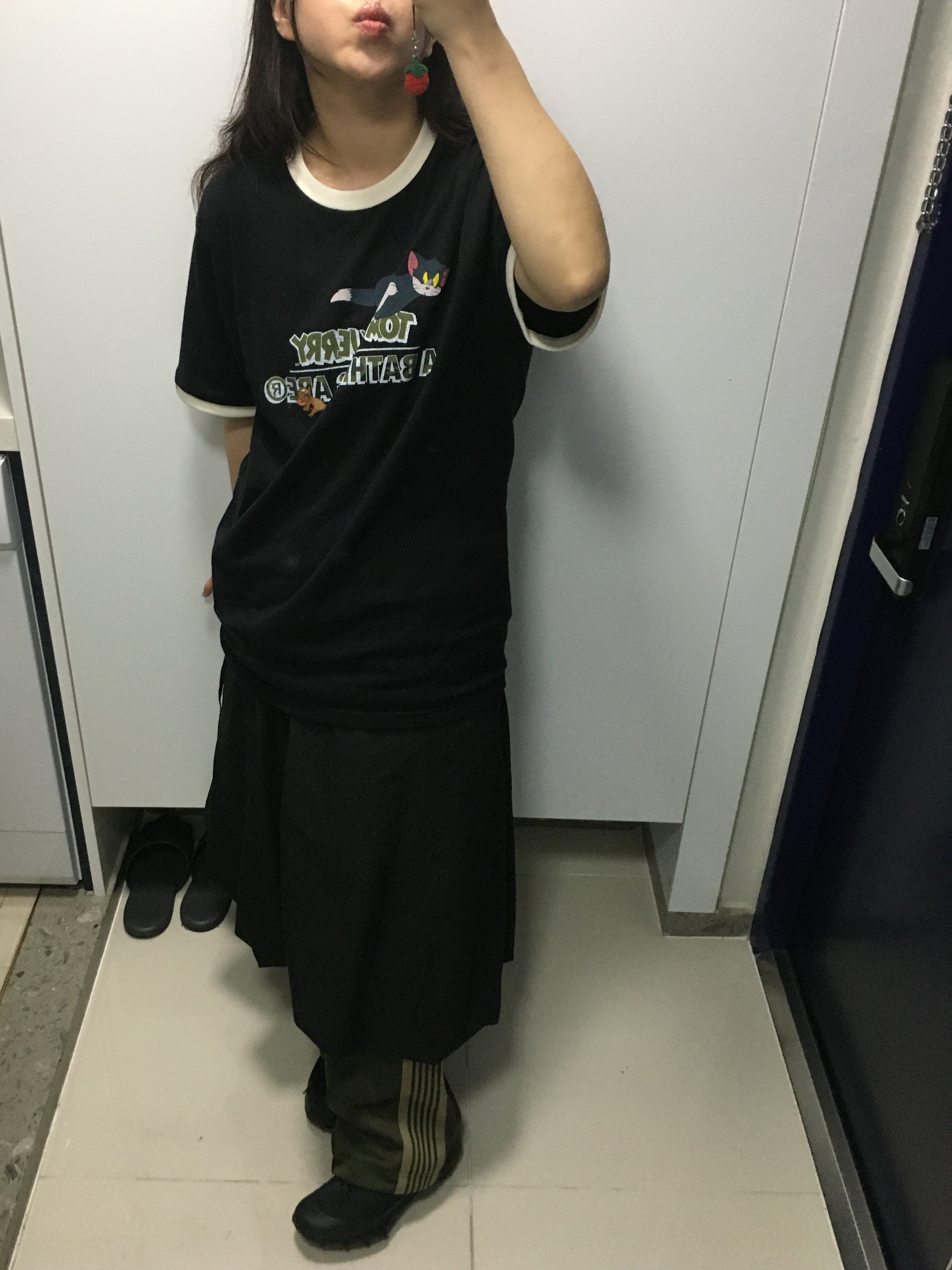 BAPE x Tom & Jerry 85th Anniversary Ringer T-Shirt Black, Needles x LHP H.D. Track Pants Poly Smooth Wide Olive 착용 스타일 - 3