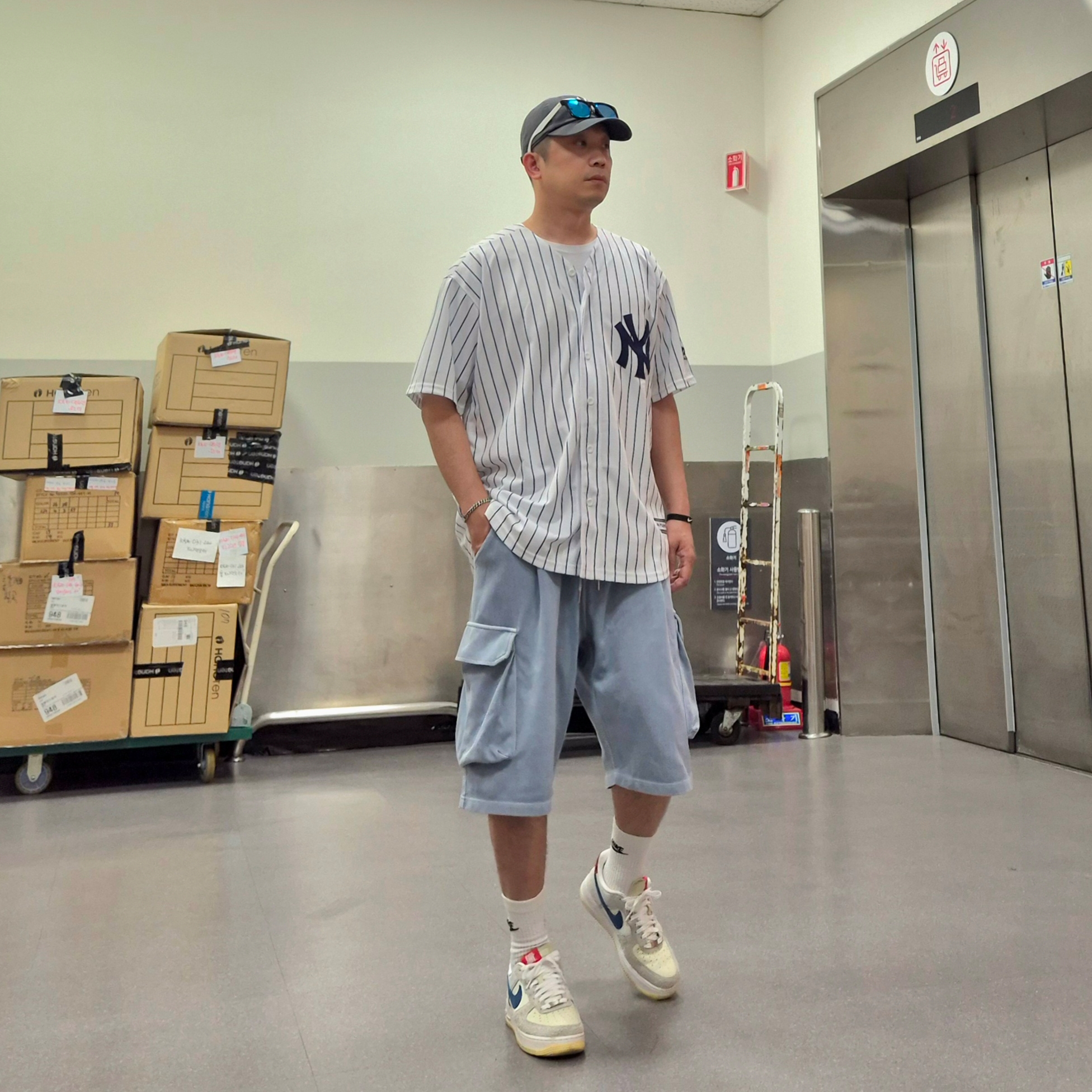Nike x Undefeated Air Force 1 Low SP 5 On It, 47 Brand New York Yankees BW Clean Up Charcoal 착용 스타일 - 1