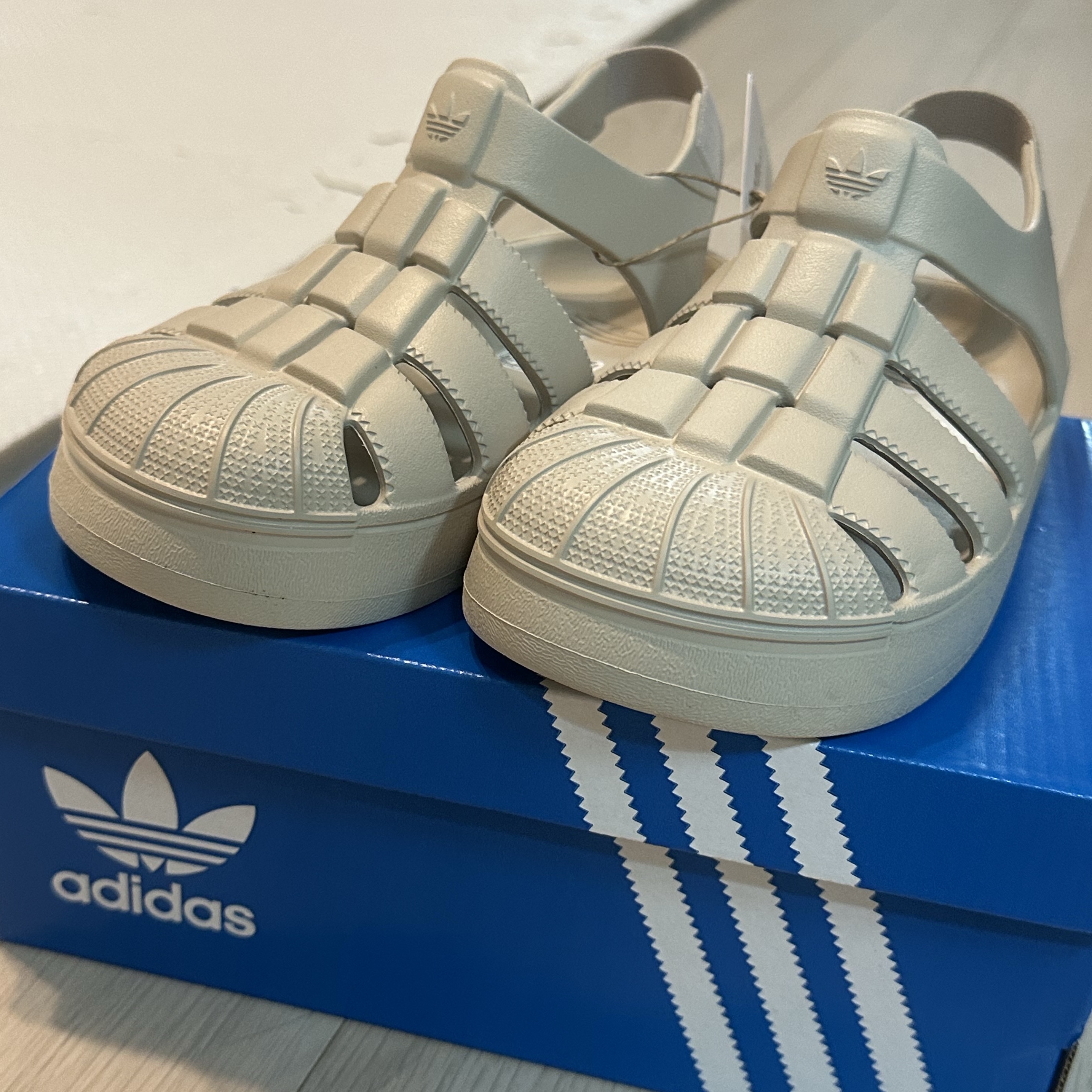 (C) Adidas Originals Superstar Sandal Beige 착용 스타일