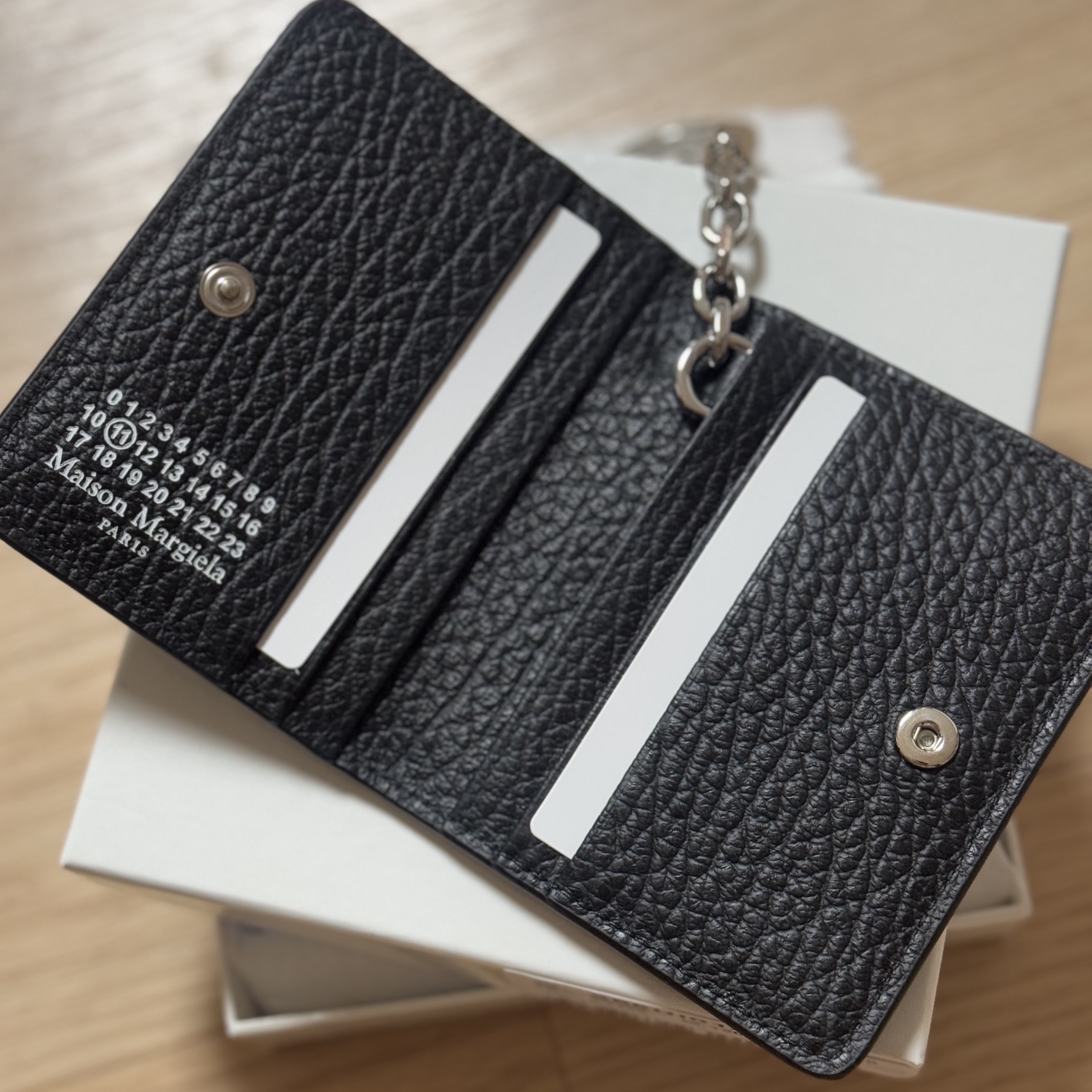 Maison Margiela Keyring Wallet Black 착용 스타일 - 2