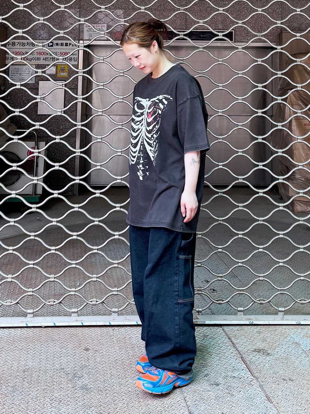 QT8 GARMENTS Bones AQ Washed Tee Black, QT8 GARMENTS Raw Denim Carpenter Pants Deep Blue 착용 스타일 - 1