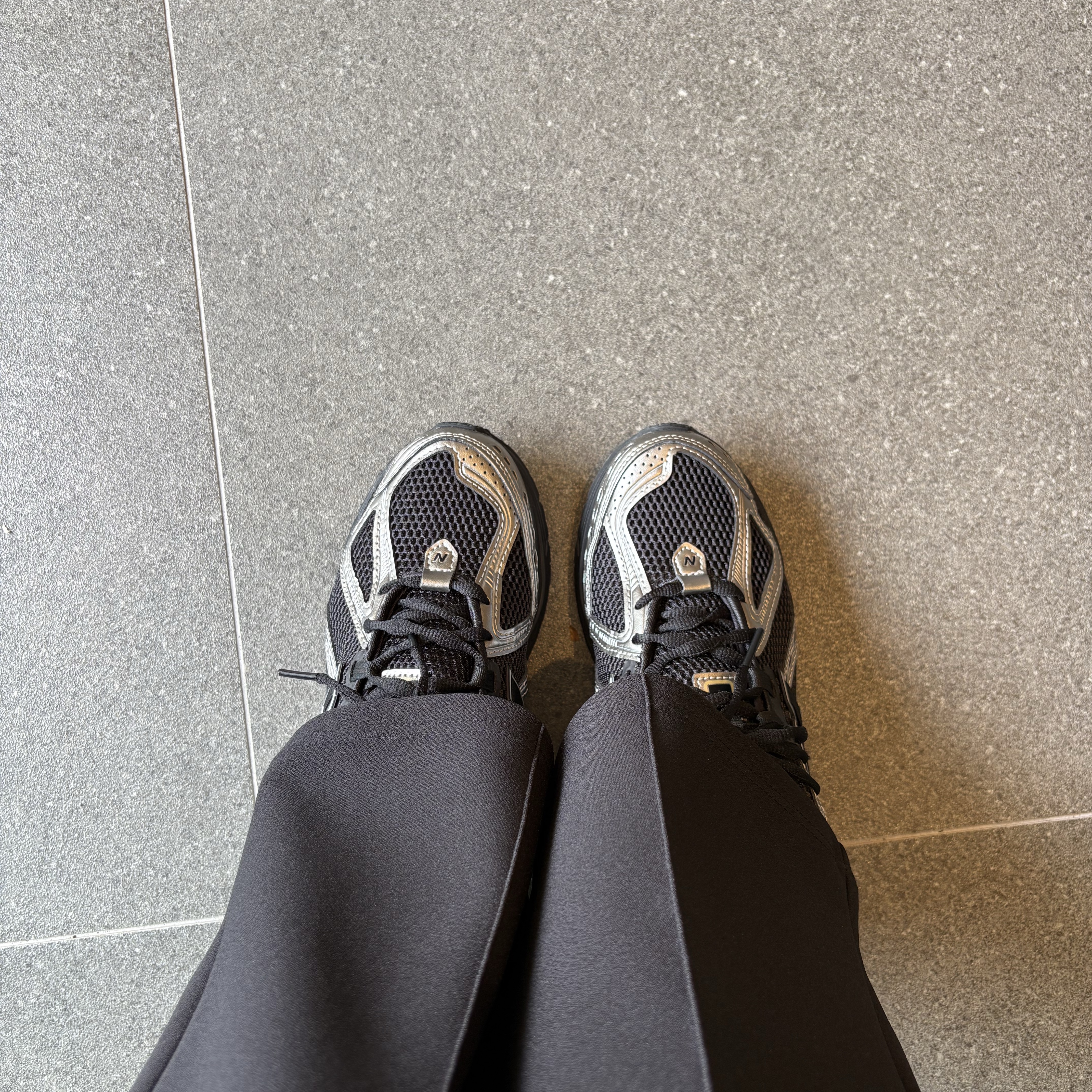 New Balance 1906R Black Grey 착용 스타일 - 1