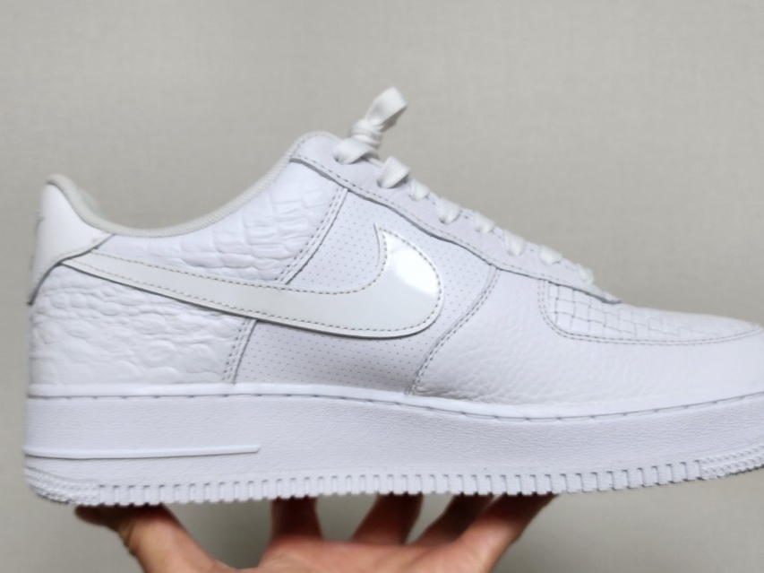 Nike Air Force 1 ’07 LX White 착용 스타일