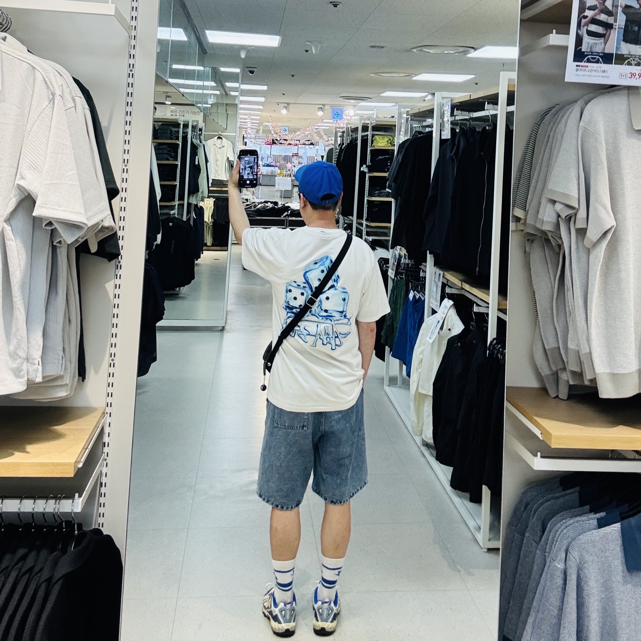 Nike Club Unstructured Futura Washed Cap Game Royal, Stussy Melted T-Shirt White 착용 스타일 - 2