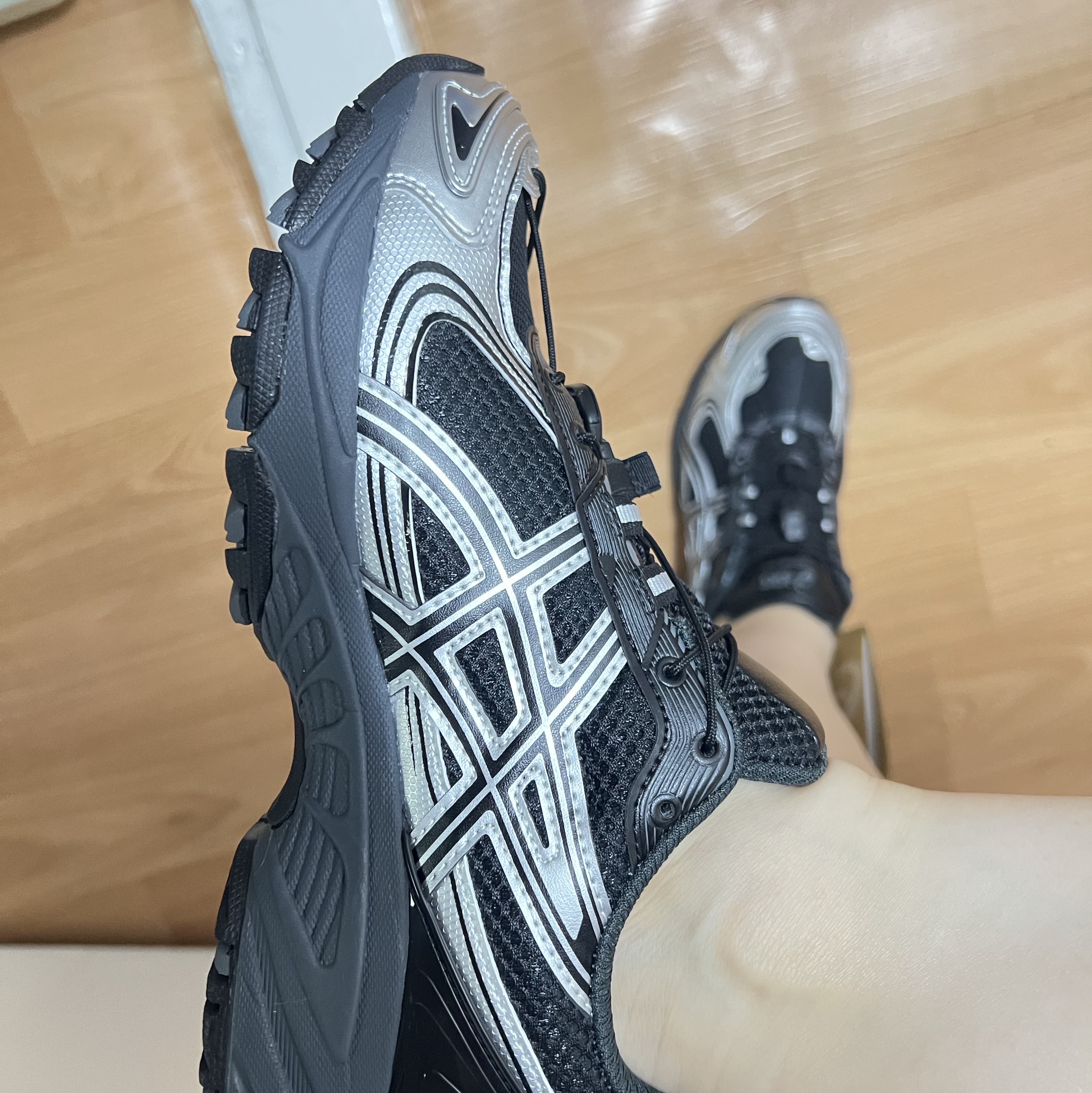 Asics Gel-Kahana TR V4 Carbon Black 착용 스타일 - 3