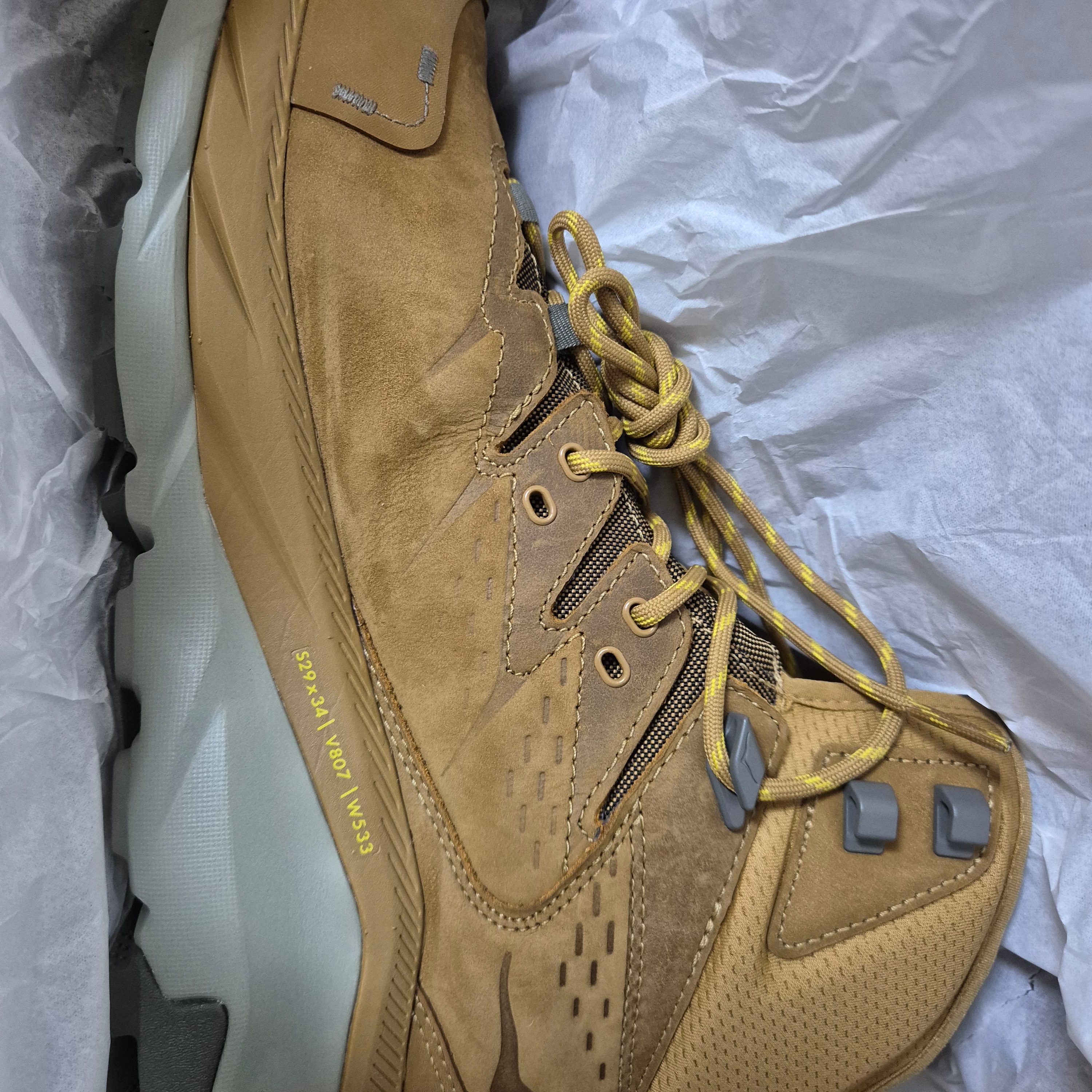 Hoka Kaha 2 Mid GTX Honey Barley 착용 스타일