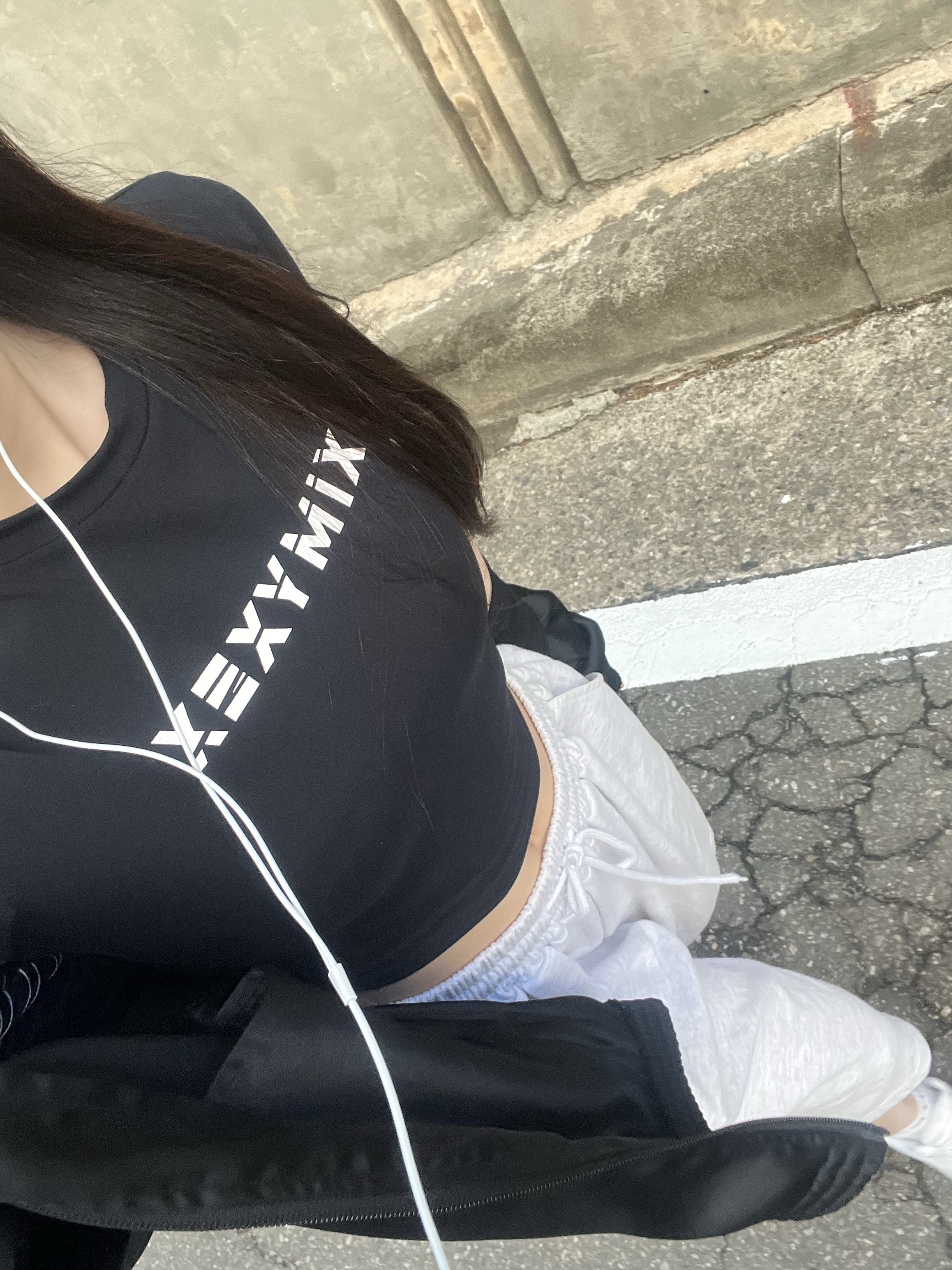 (W) Xexymix Heva Crop Top Black, (W) Adidas Loose Satin Track Top Collegiate Green - KR Sizing 착용 스타일