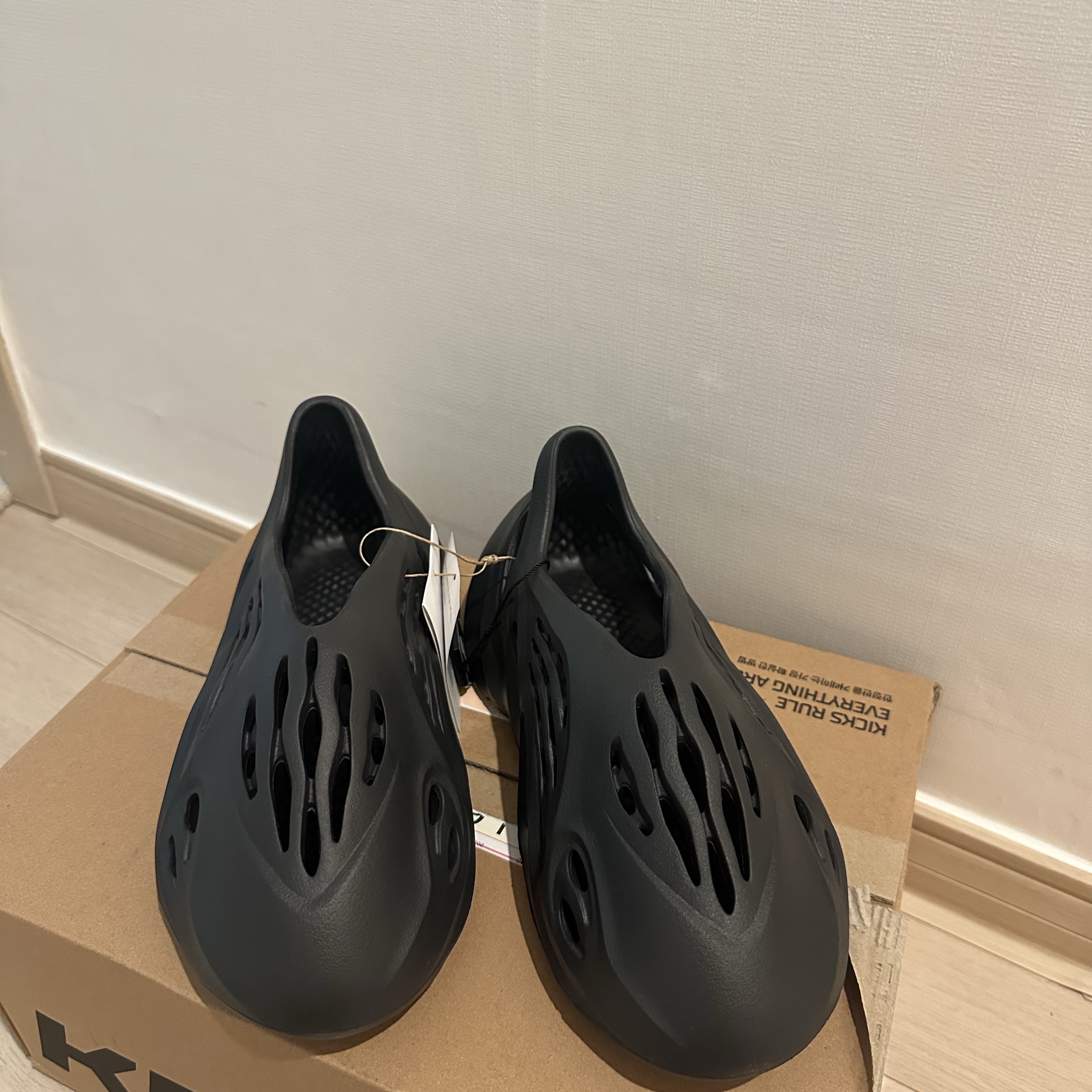 Adidas Yeezy Foam RNNR Onyx 착용 스타일