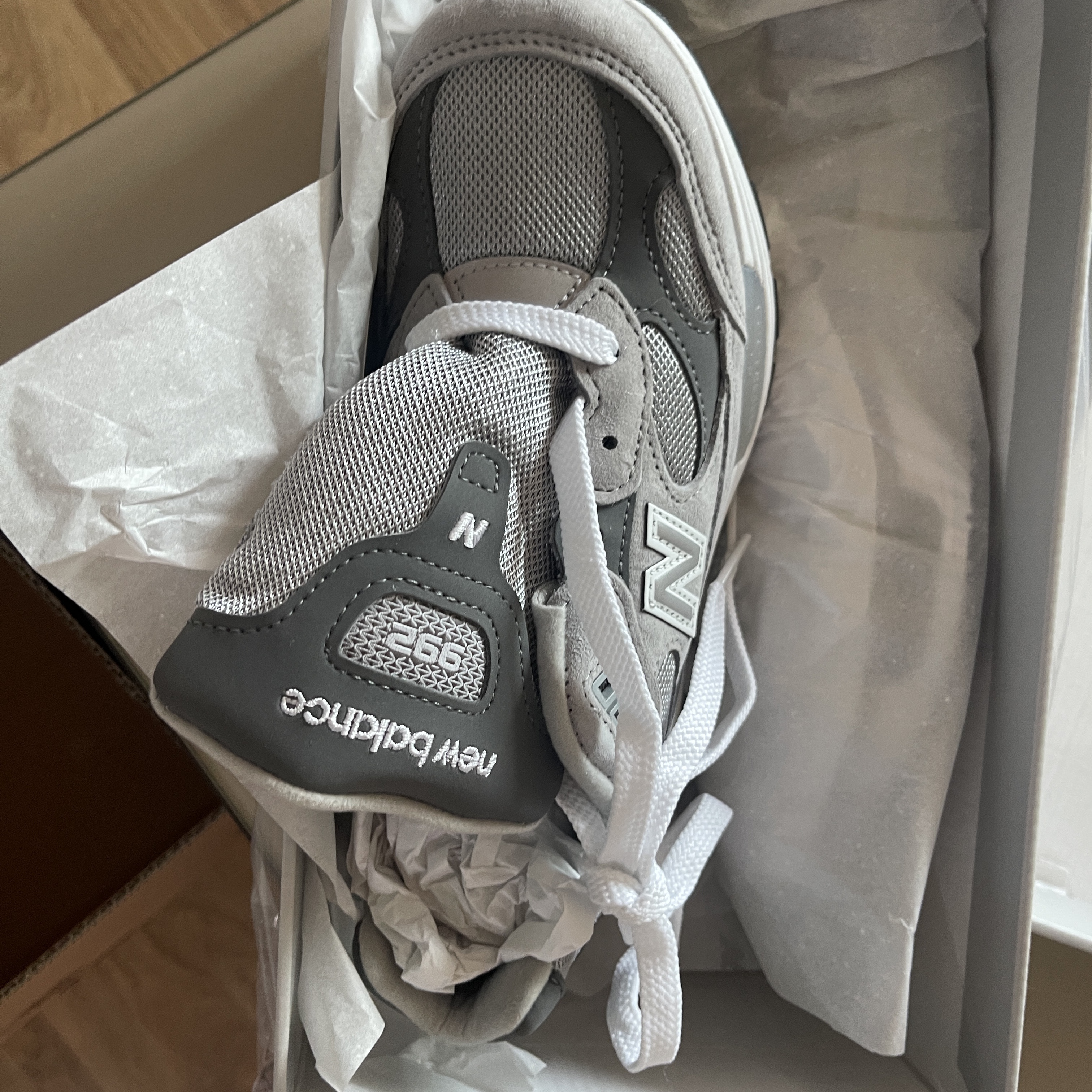 New Balance 992 Made in USA Core Grey Silver Metallic 착용 스타일 - 2