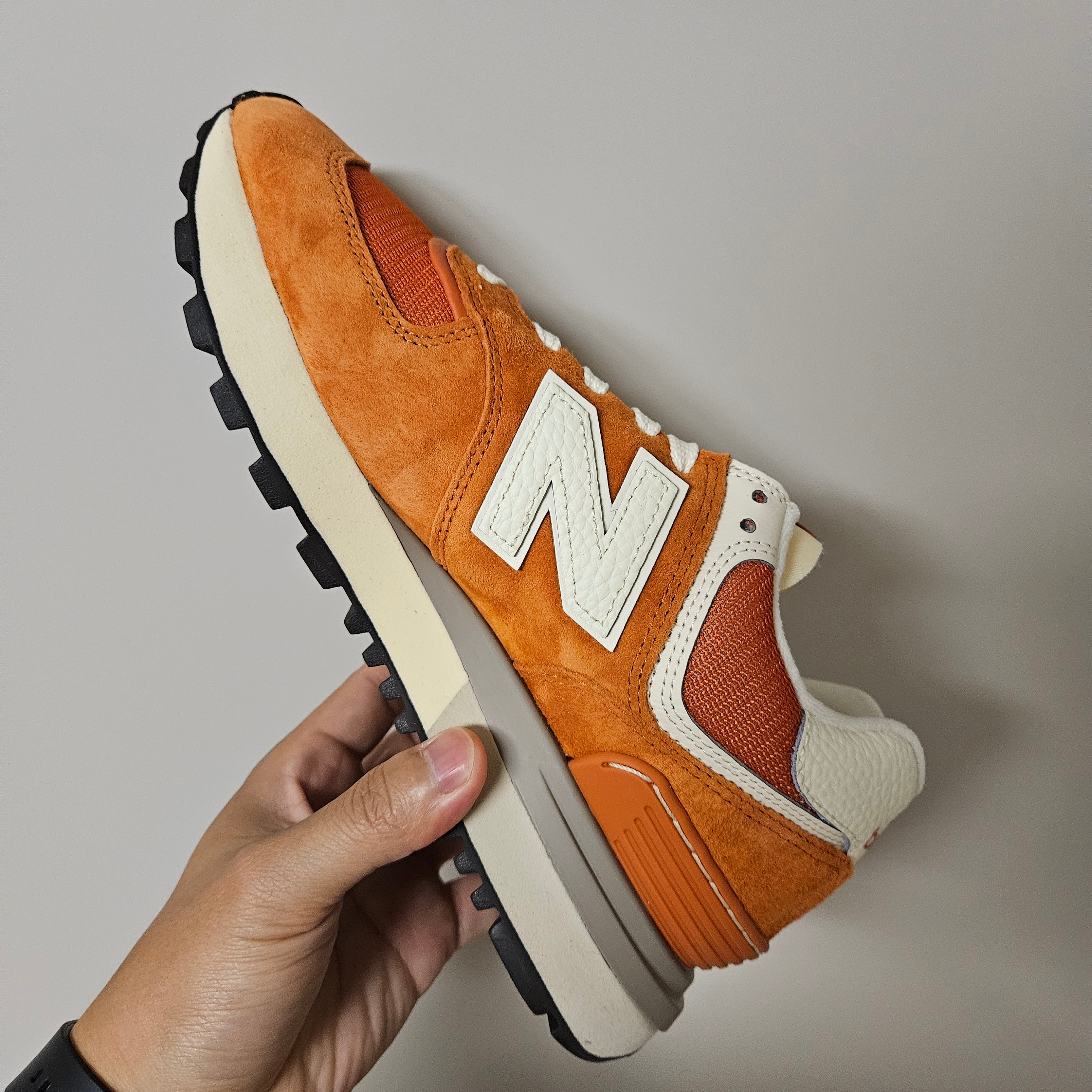 New Balance 574 Legacy Orange 착용 스타일