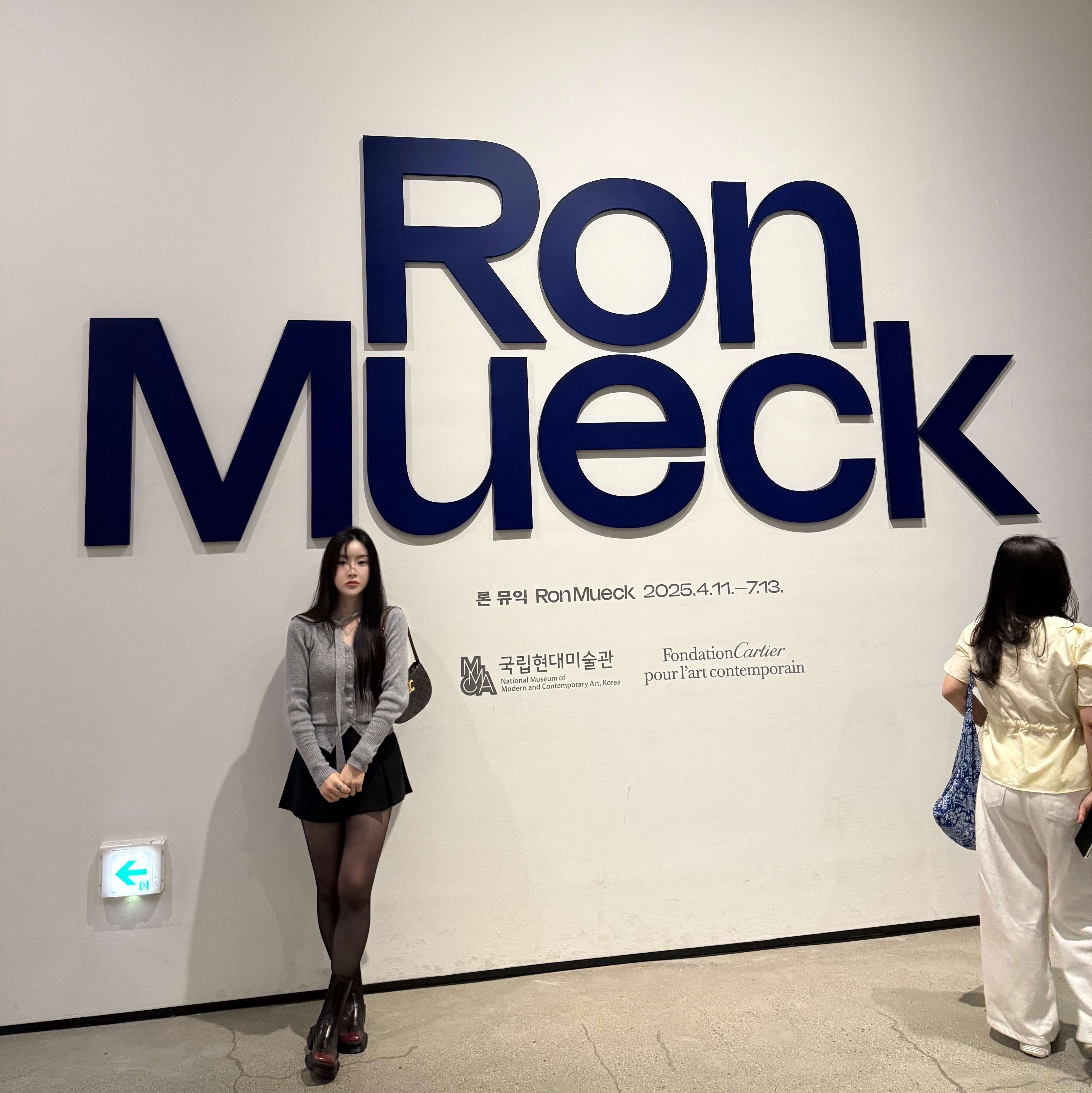 Celine Mini Ava in Triomphe Canvas and Calfskin Tan, Celine Medium Ava Chain in Smooth Calfskin Black 착용 스타일 - 2