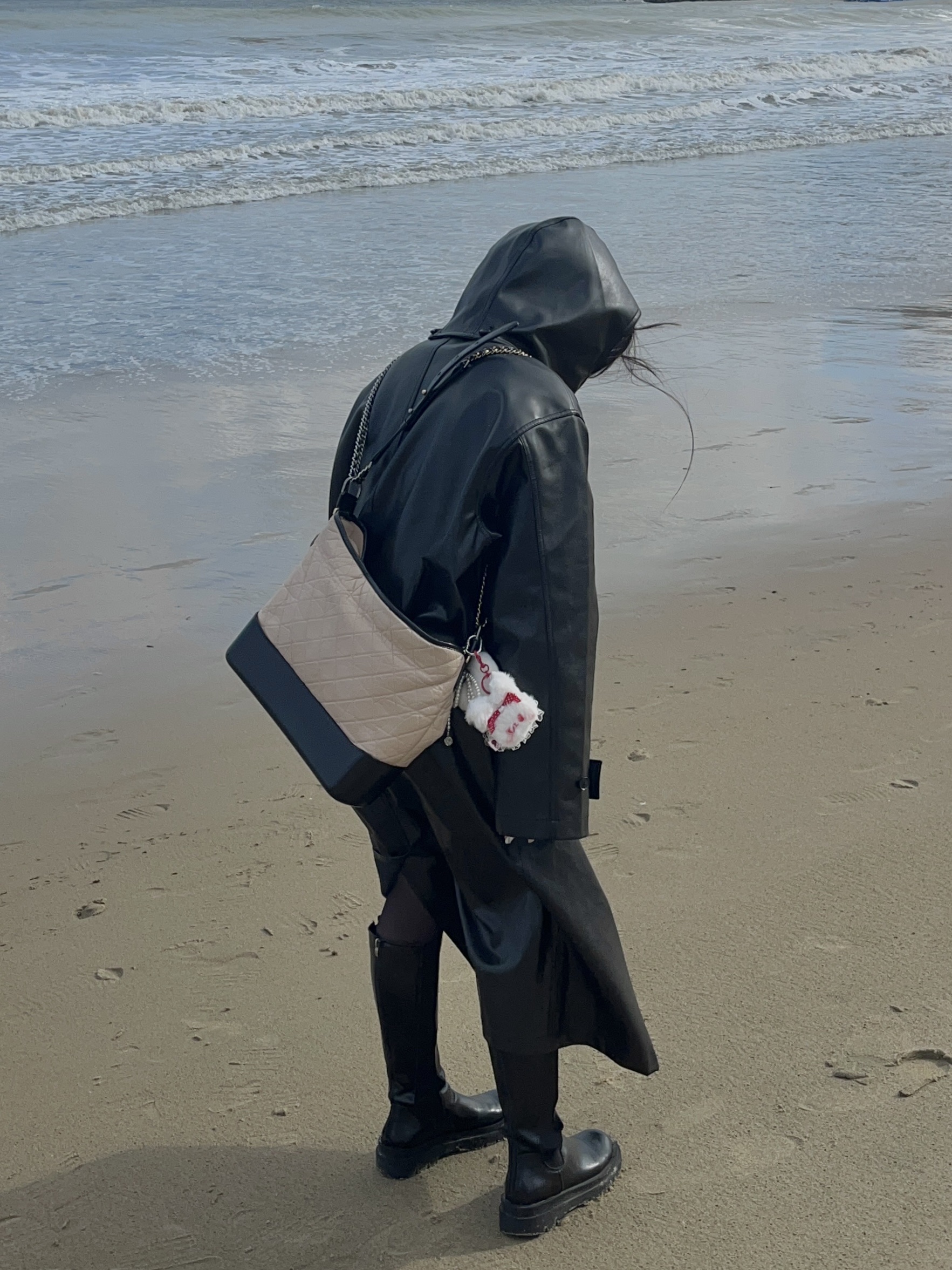 Stussy Double Breasted Trench Coat Black, Chanel Gabrielle Large Hobo Bag Aged Calfskin & Gold Beige Black 착용 스타일 - 1