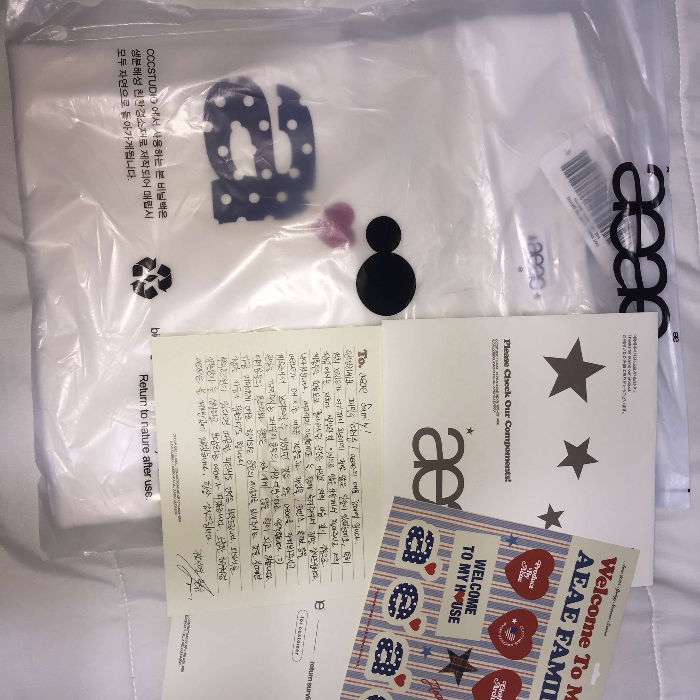 [예약 배송] AEAE Dot Small Letter Tee White 착용 스타일 - 2