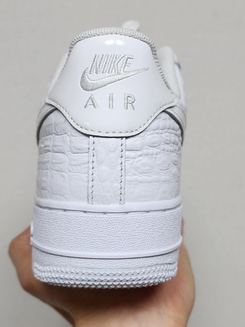 Nike Air Force 1 ’07 LX White 착용 스타일