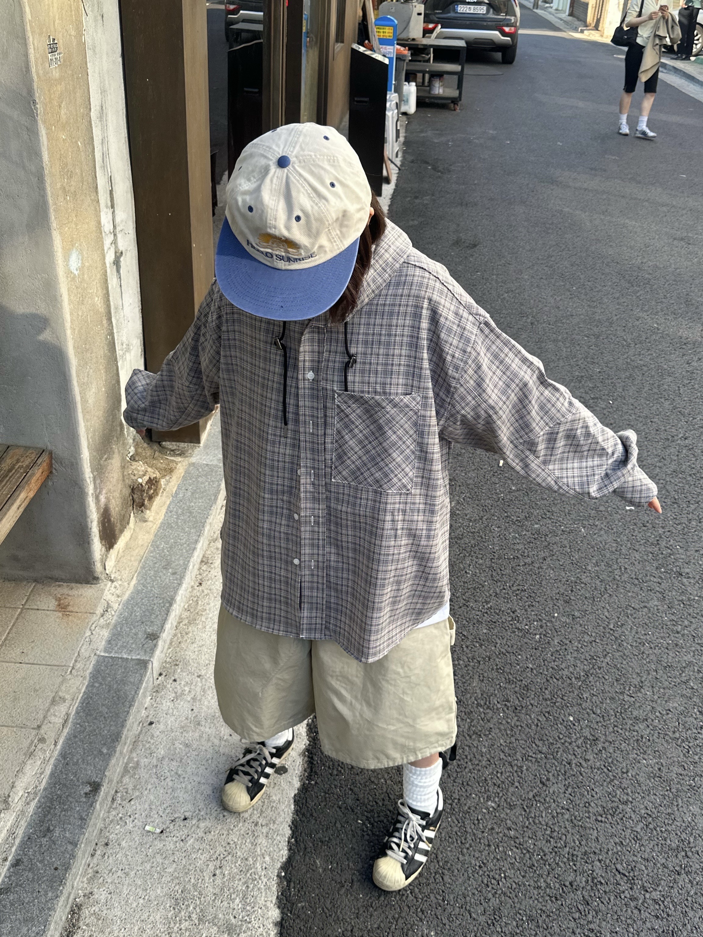 Hello Sunrise Two Tone Washed OG Logo 6Panel Cap Beige & Vintage Blue, Adidas Superstar Premium Black White 착용 스타일 - 3