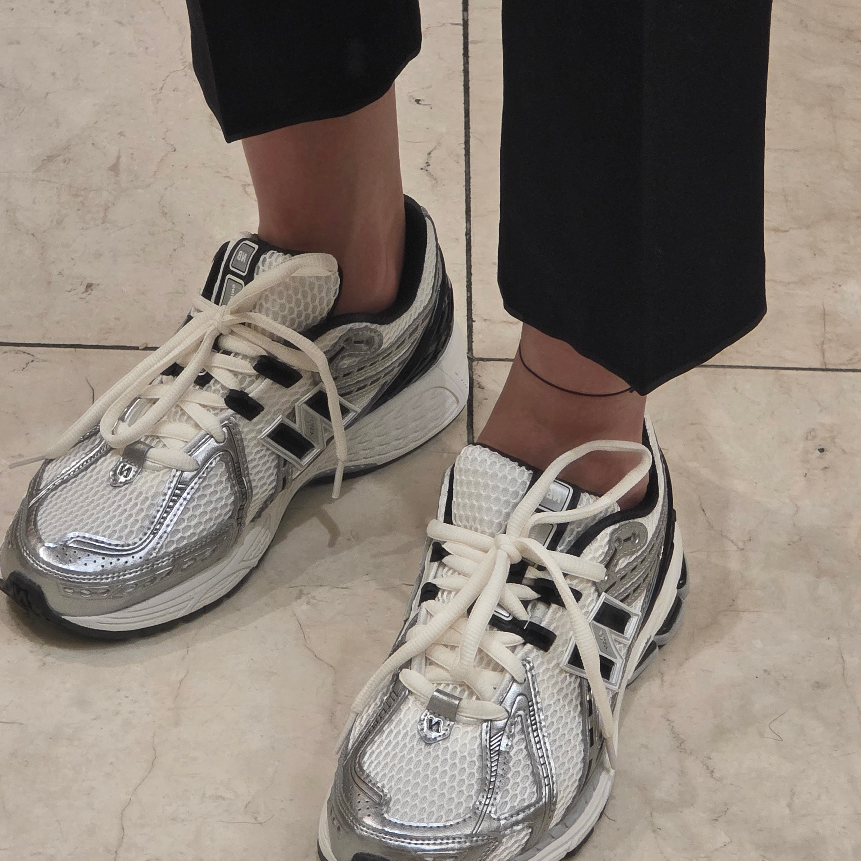 New Balance 1906R Silver Metallic Black 착용 스타일 - 2
