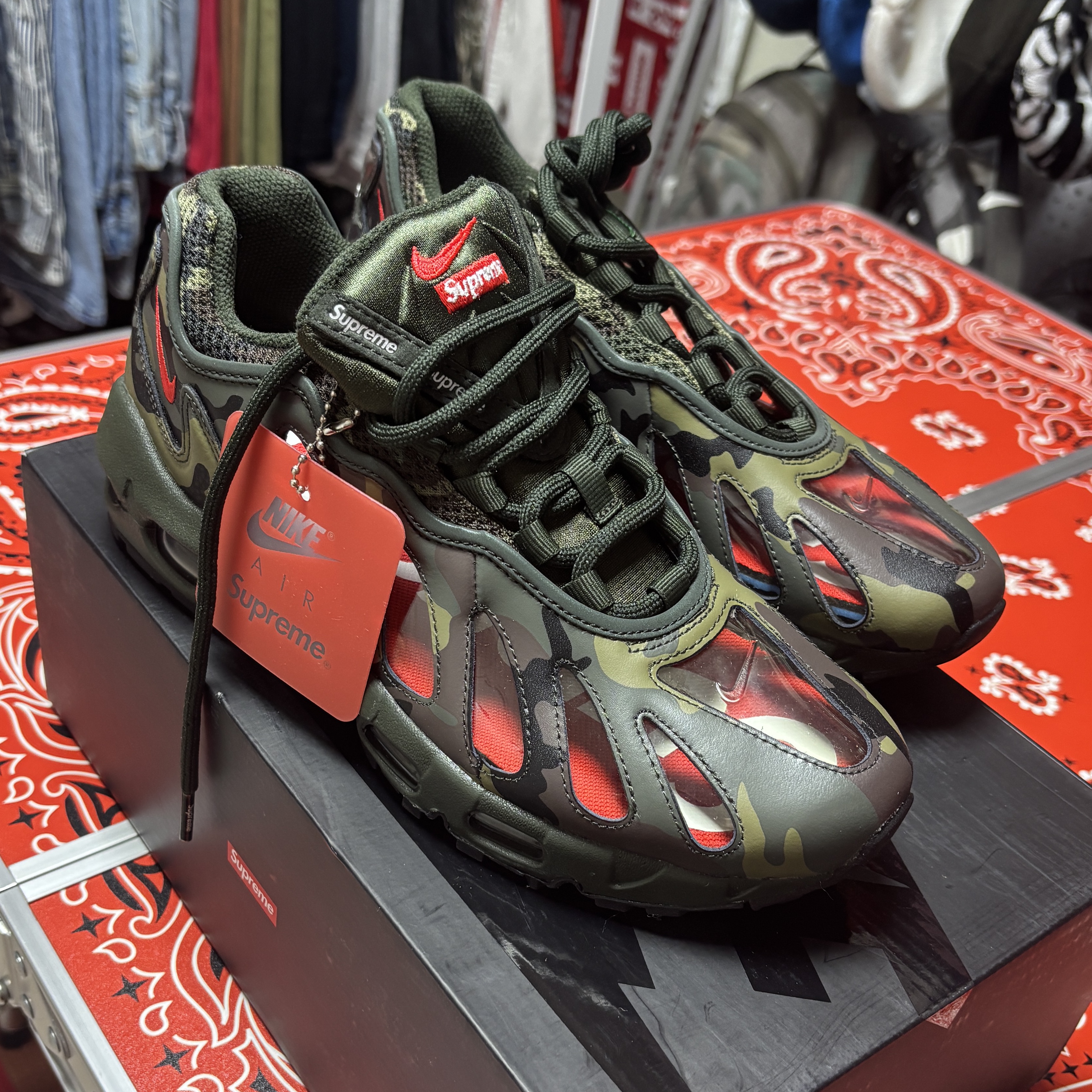 Nike x Supreme Air Max 96 Camo 착용 스타일 - 1