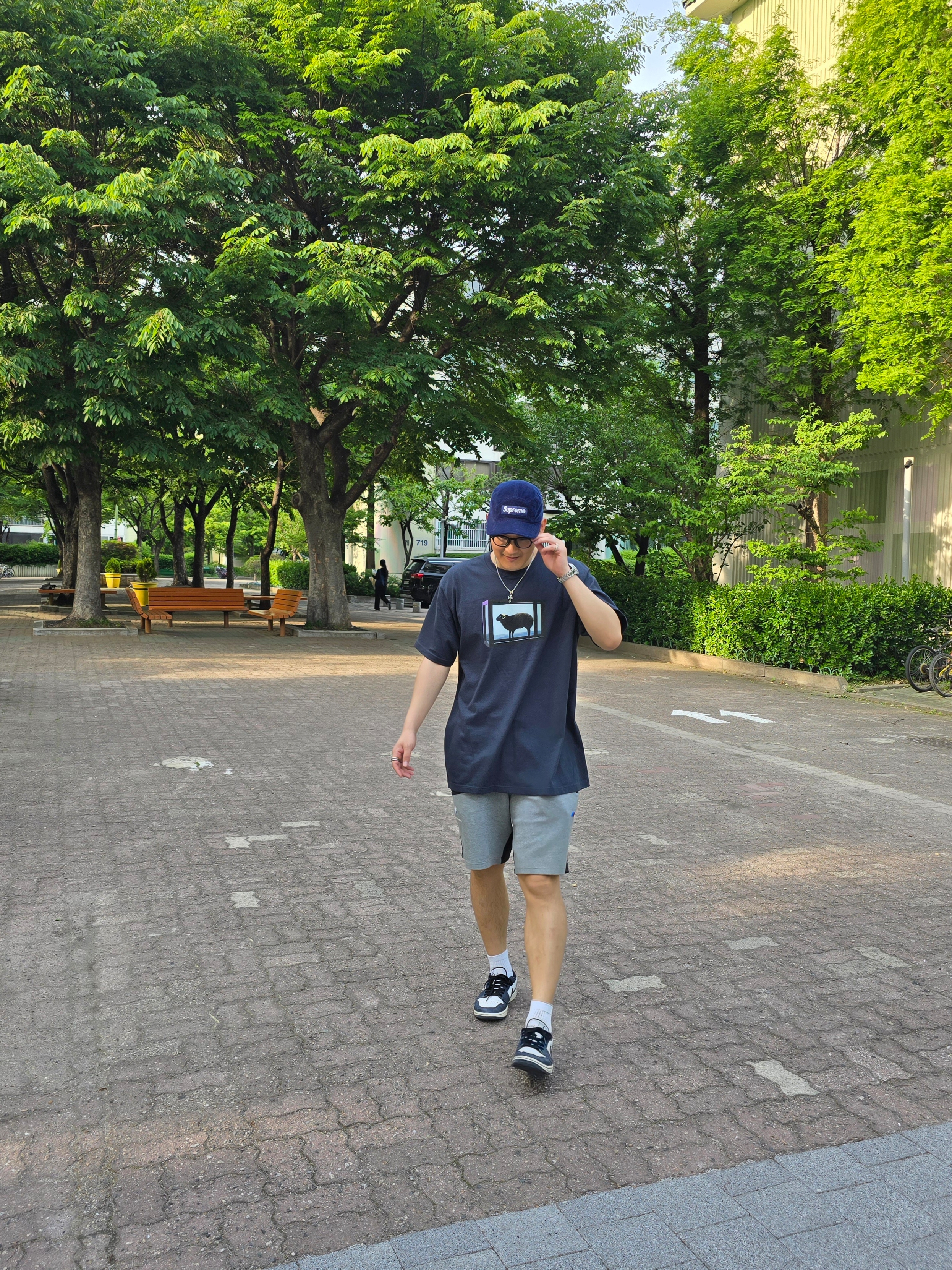 Jordan 1 Low Golf Midnight Navy, Supreme x Damien Hirst T-Shirt Navy - 25SS 착용 스타일 - 2