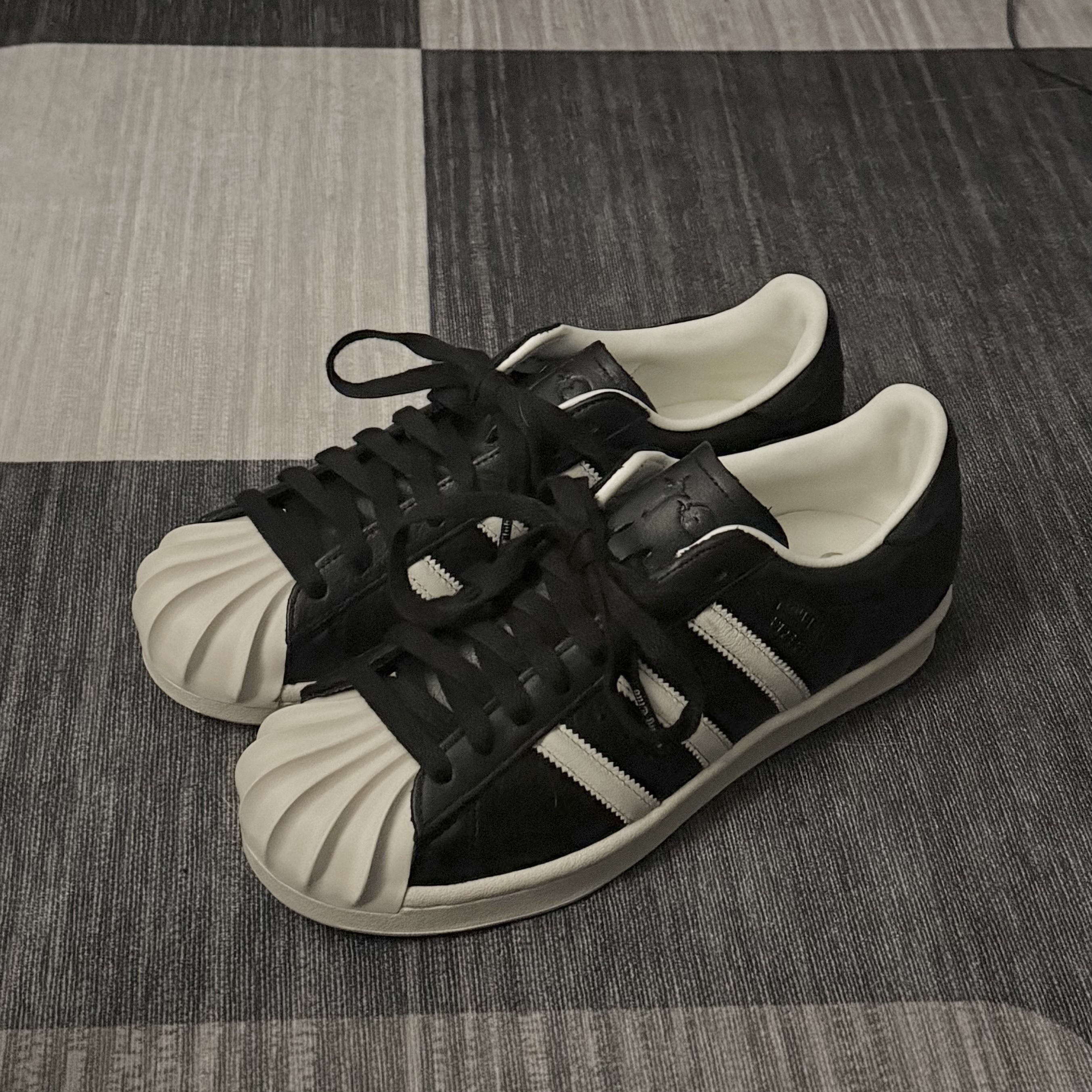 Adidas x Thug Club Superstar Vintage Core Black Cream White 착용 스타일