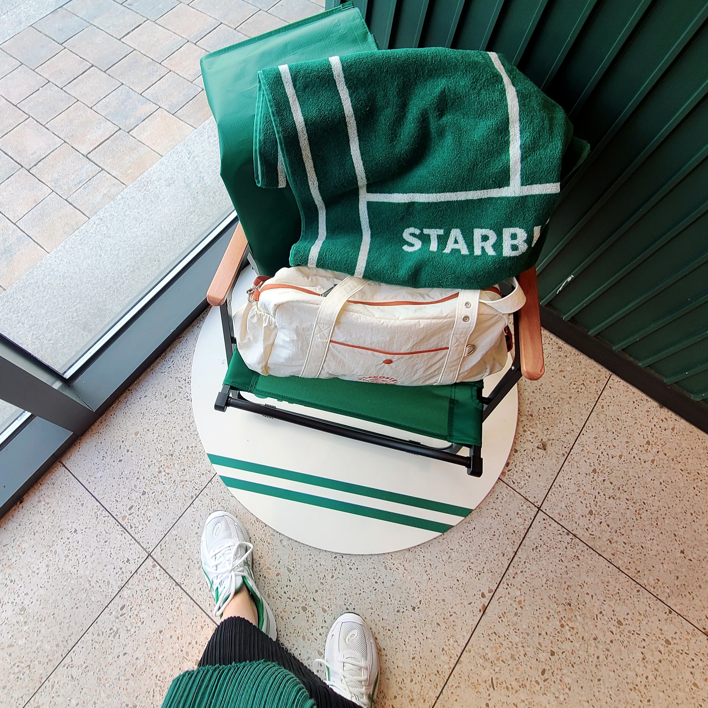 Starbucks  x Lacoste Wide Folding Chair Green, Starbucks x Lacoste Trent Towel Green 착용 스타일 - 1