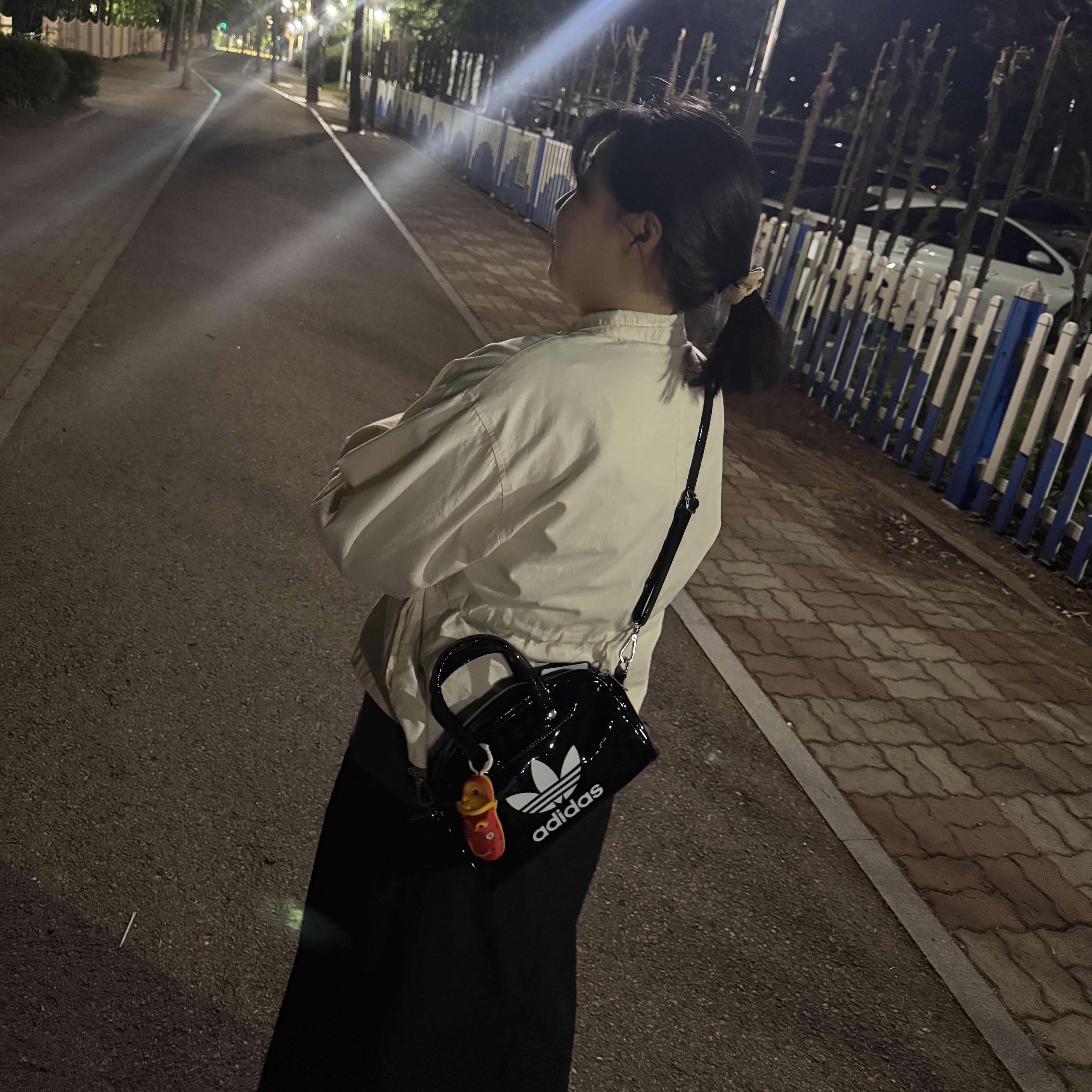 Adidas Adicolor Mini Bowling Bag Black White 착용 스타일
