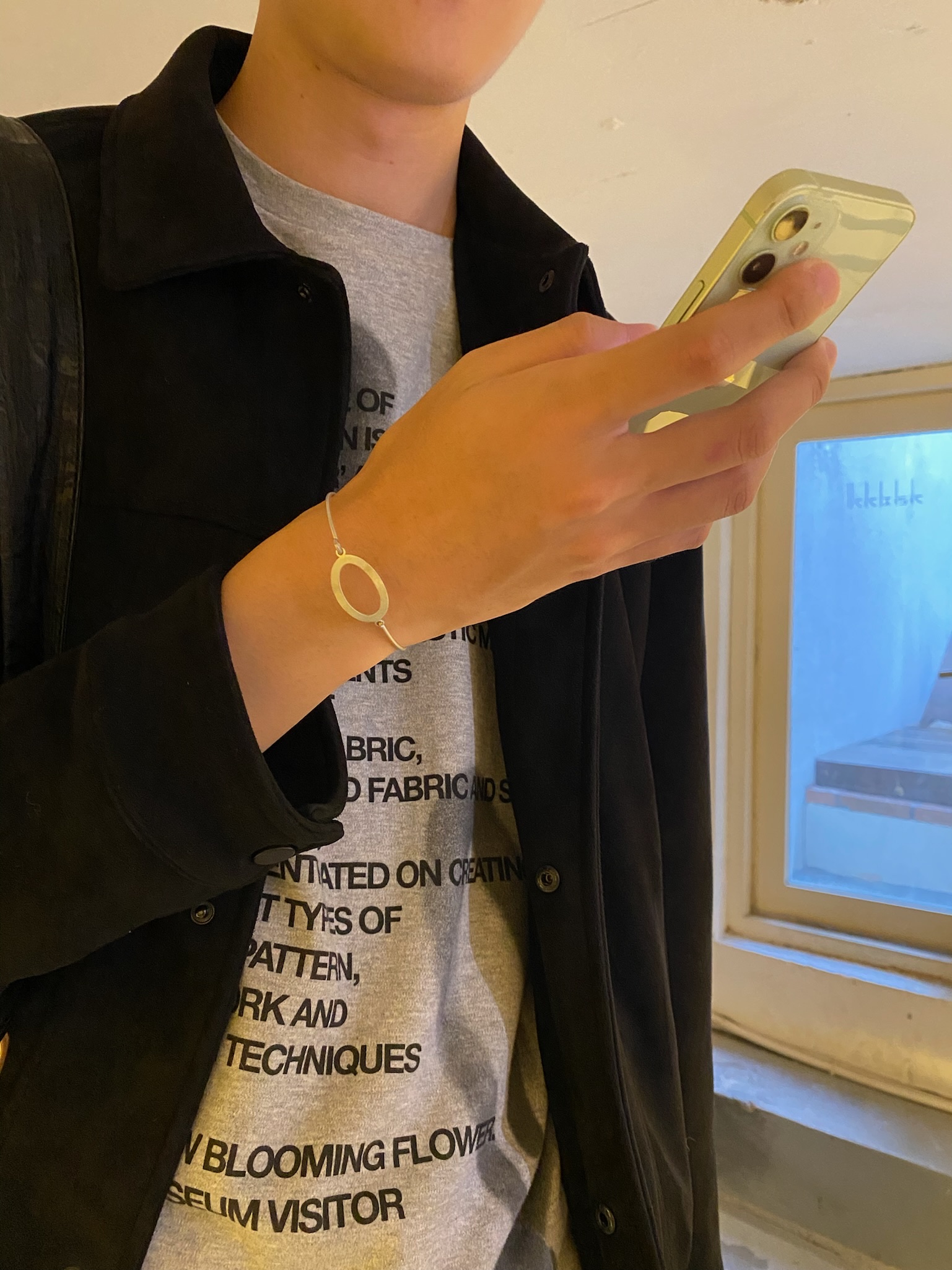 The Museum Visitor Heart Sprayed T-Shirt Grey 착용 스타일
