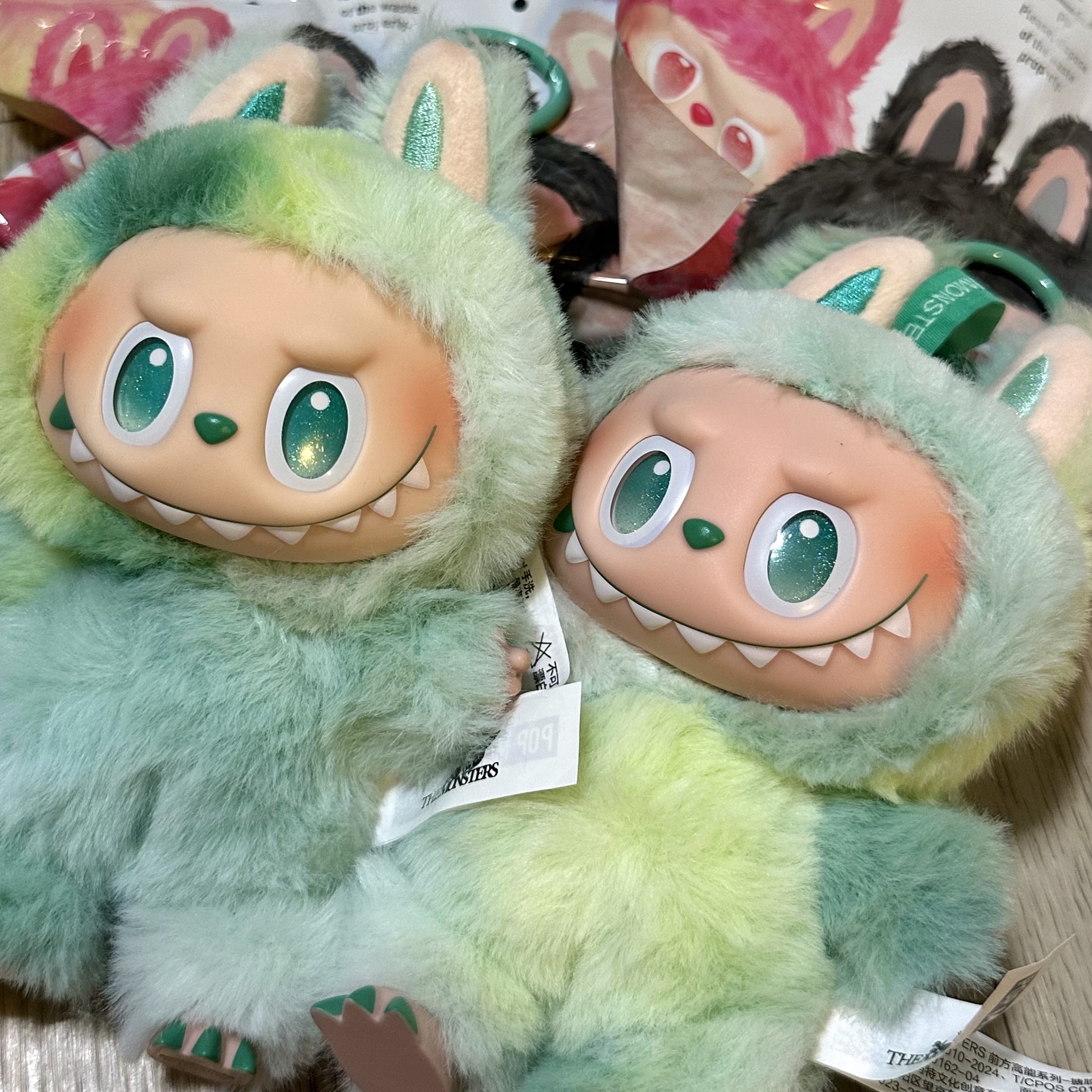 Pop Mart Labubu The Monsters Highlight Series Sealed Case (1 Blind Box) 착용 스타일