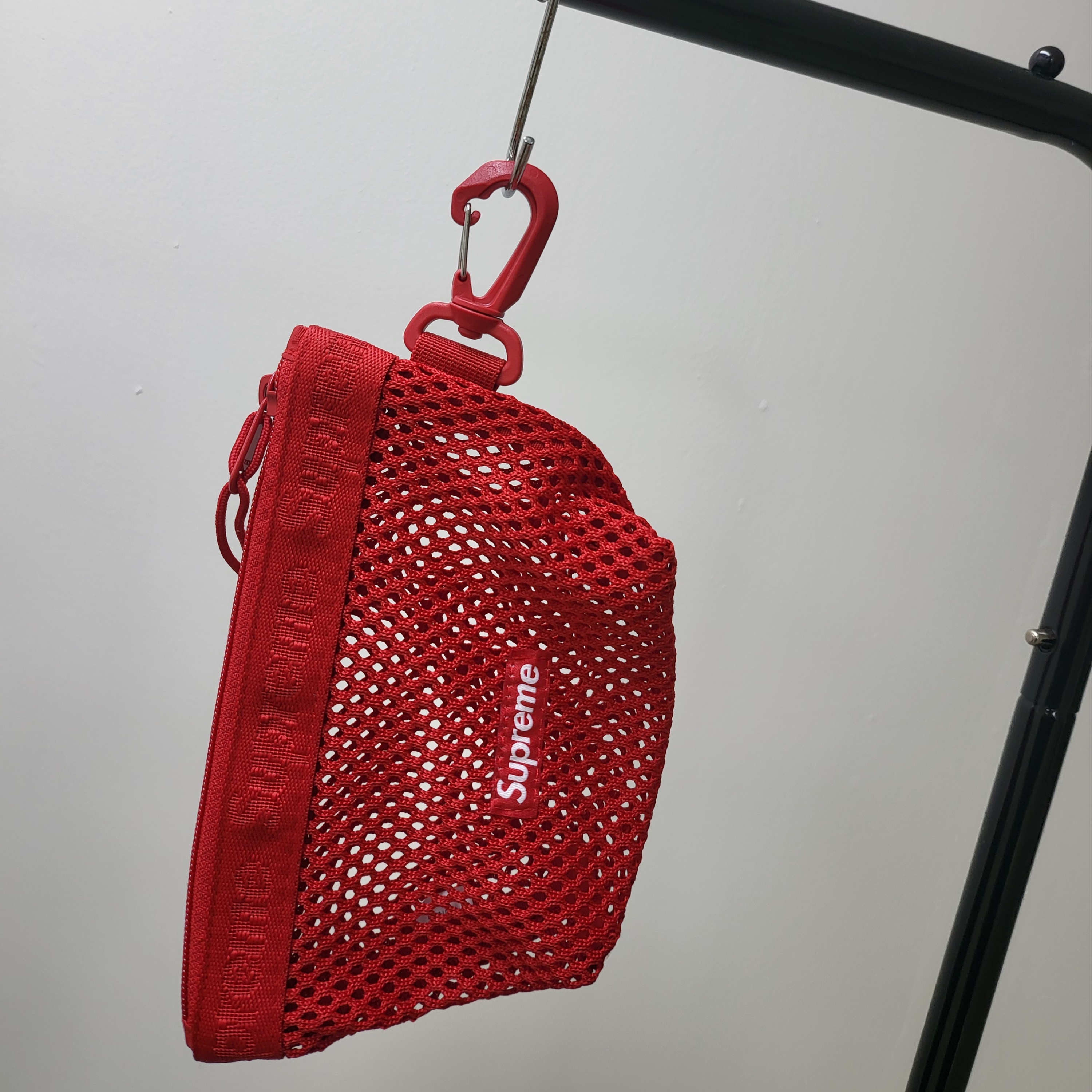 Supreme Mesh Mini Pouch Red - 25SS 착용 스타일