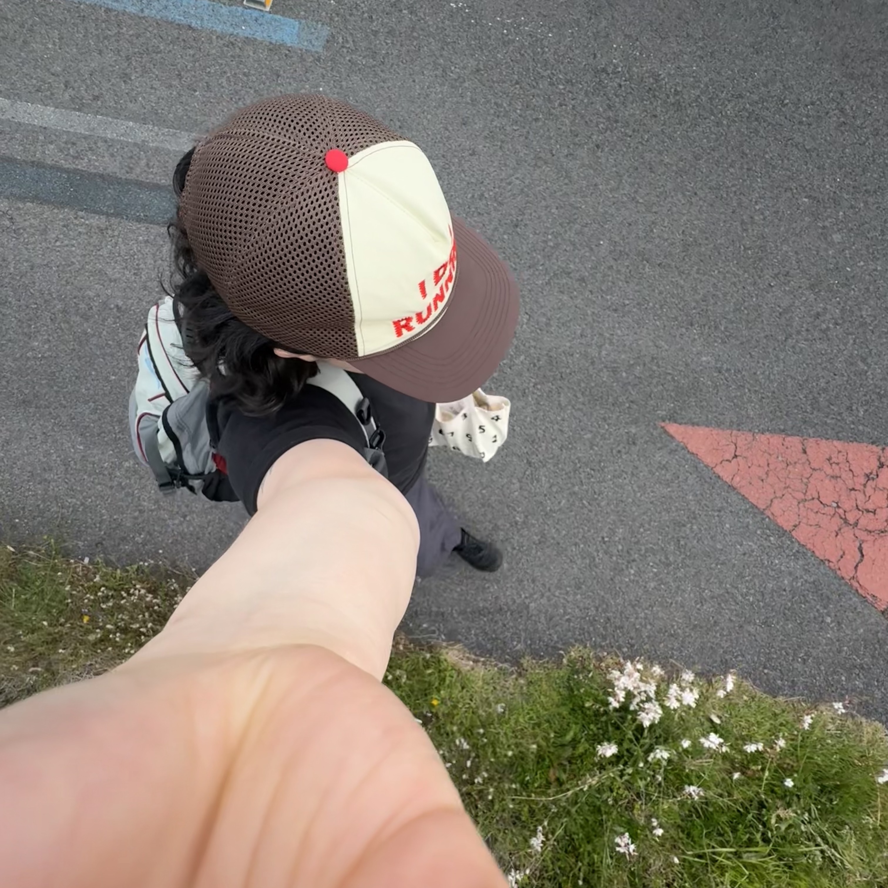 Alex Zono I Dig Running Trucker Hat OG Brown 착용 스타일